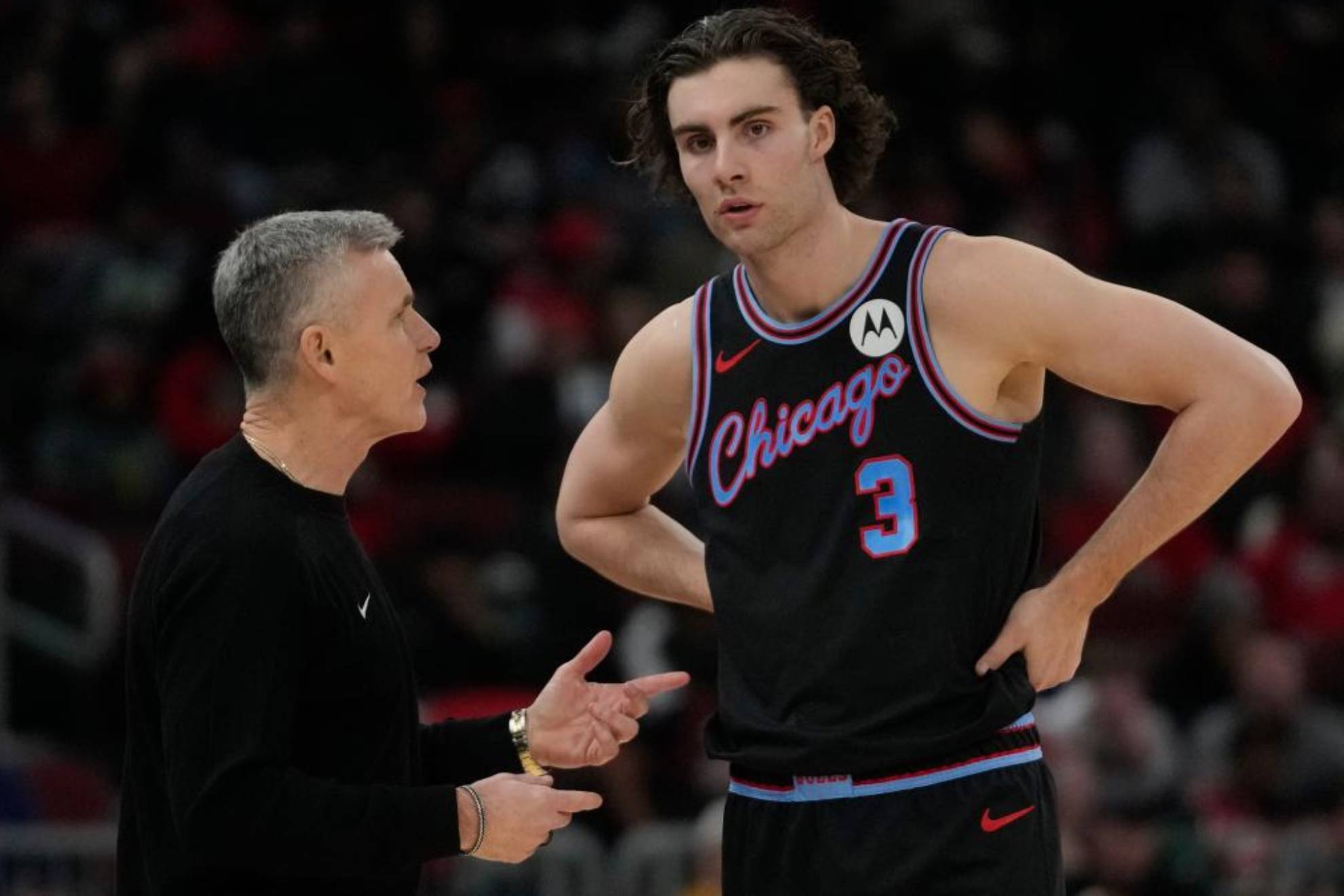 Billy Donovan da instrucciones a Josh Giddey durante un partido.