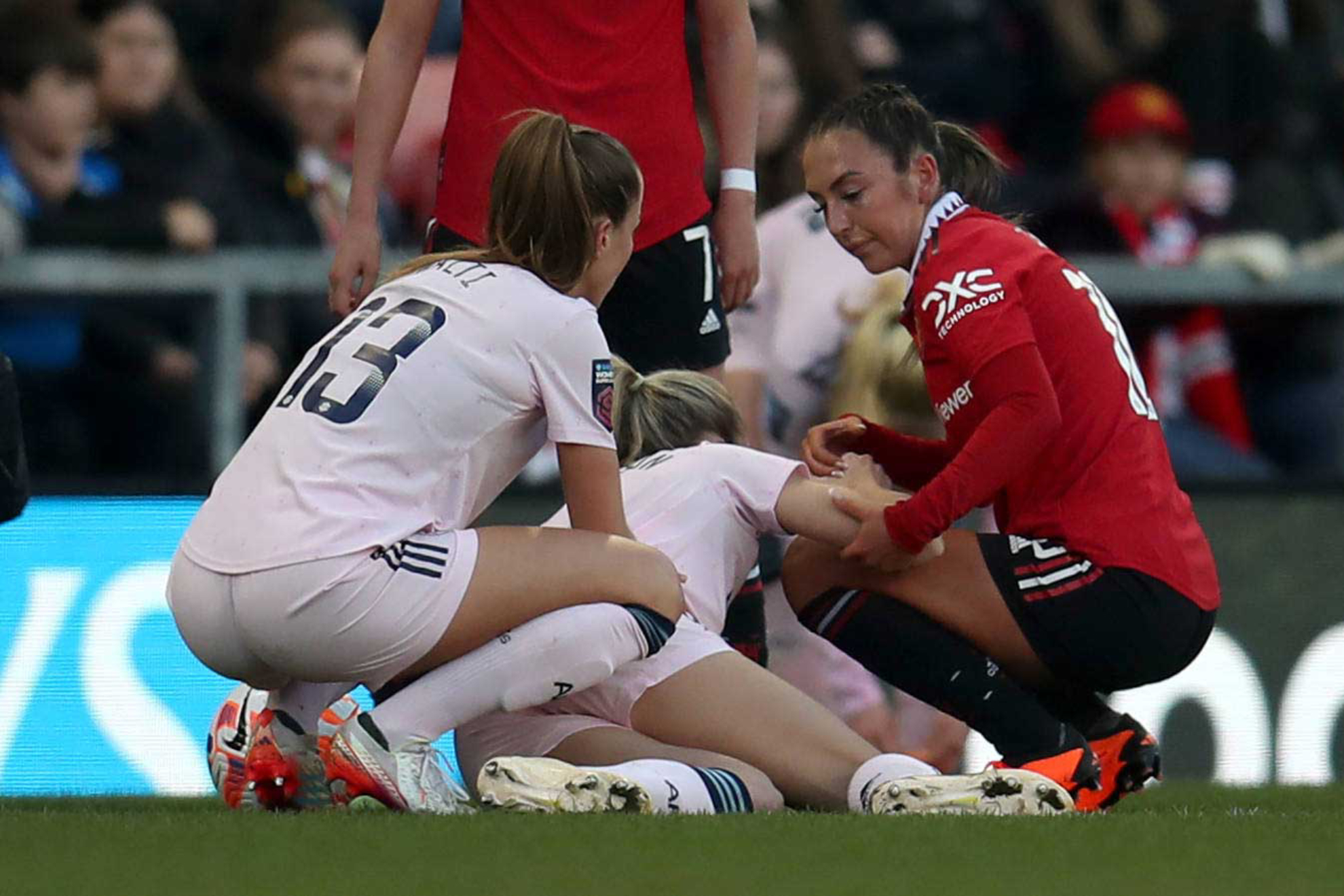 Leah Williamson lesionada durante un partido de la Liga inglesa