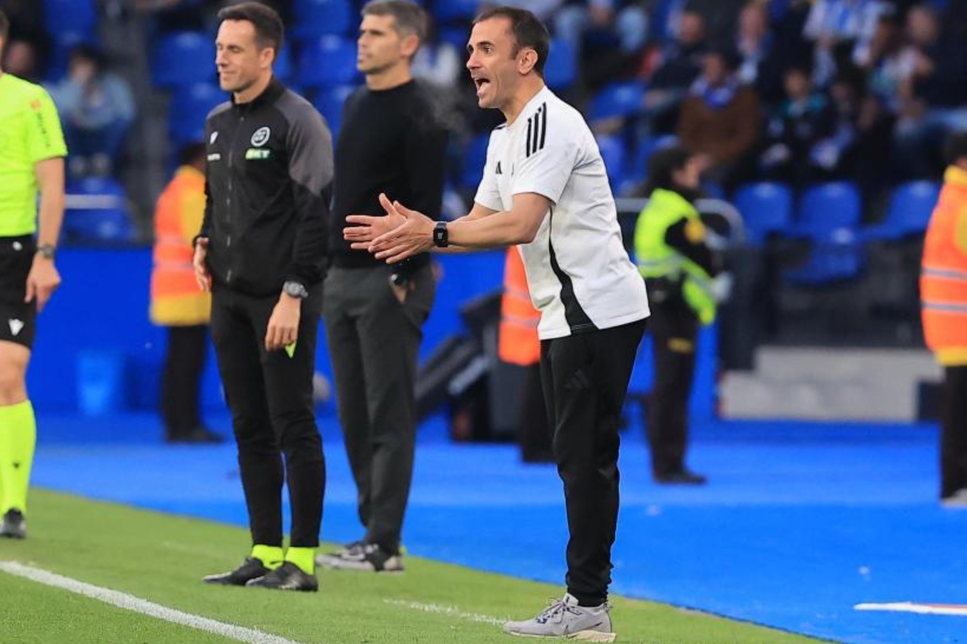 Antxon Muneta anima a sus jugadores en el área técnica de Riazor.