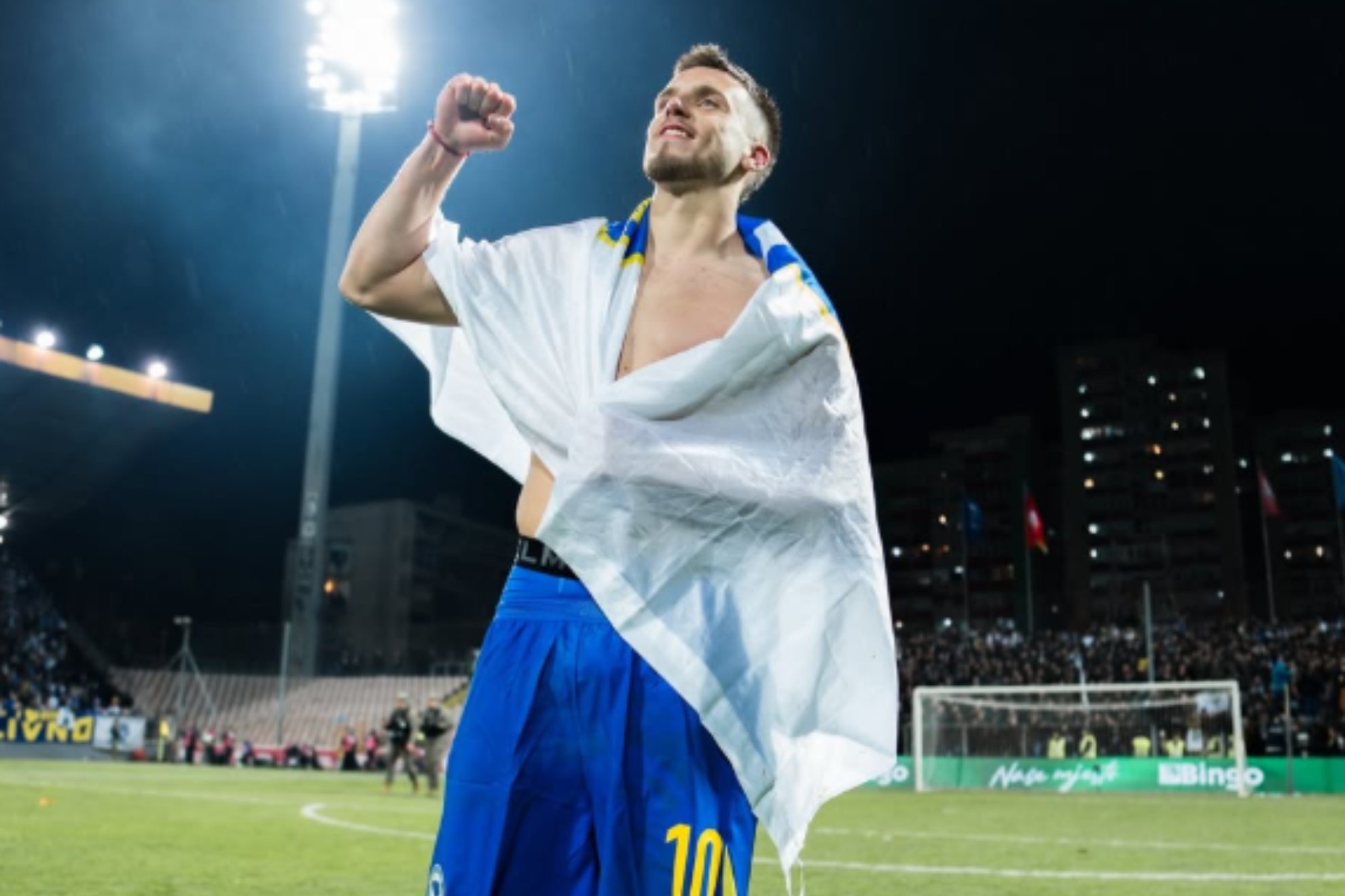 Demirovic repartirá cervezas gratis a sus aficionados.