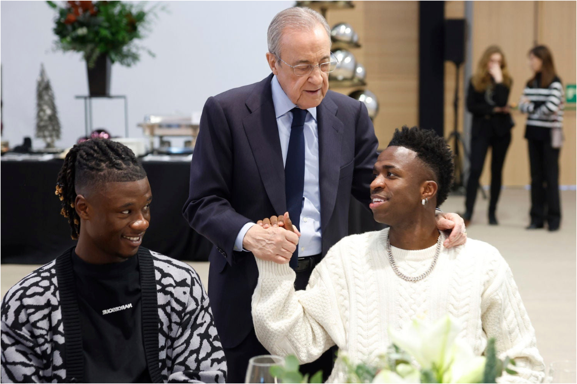 Florentino, con Vinicius y Camavinga durante la comida de Navidad.