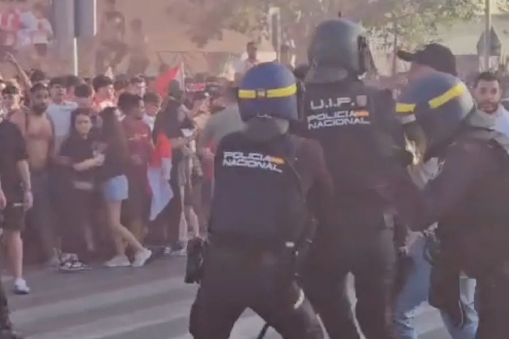 Un momento de los incidentes antes del Almería-Málaga.