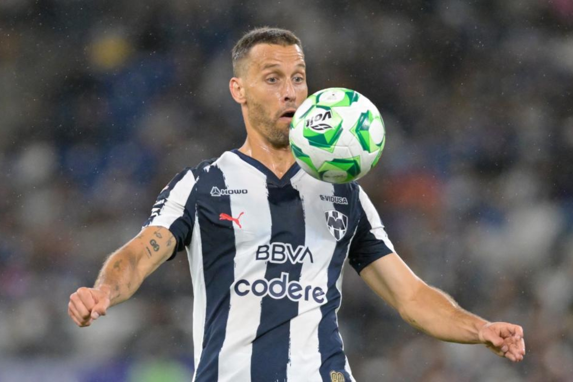 Sergio Canales, en un partido con Rayados.