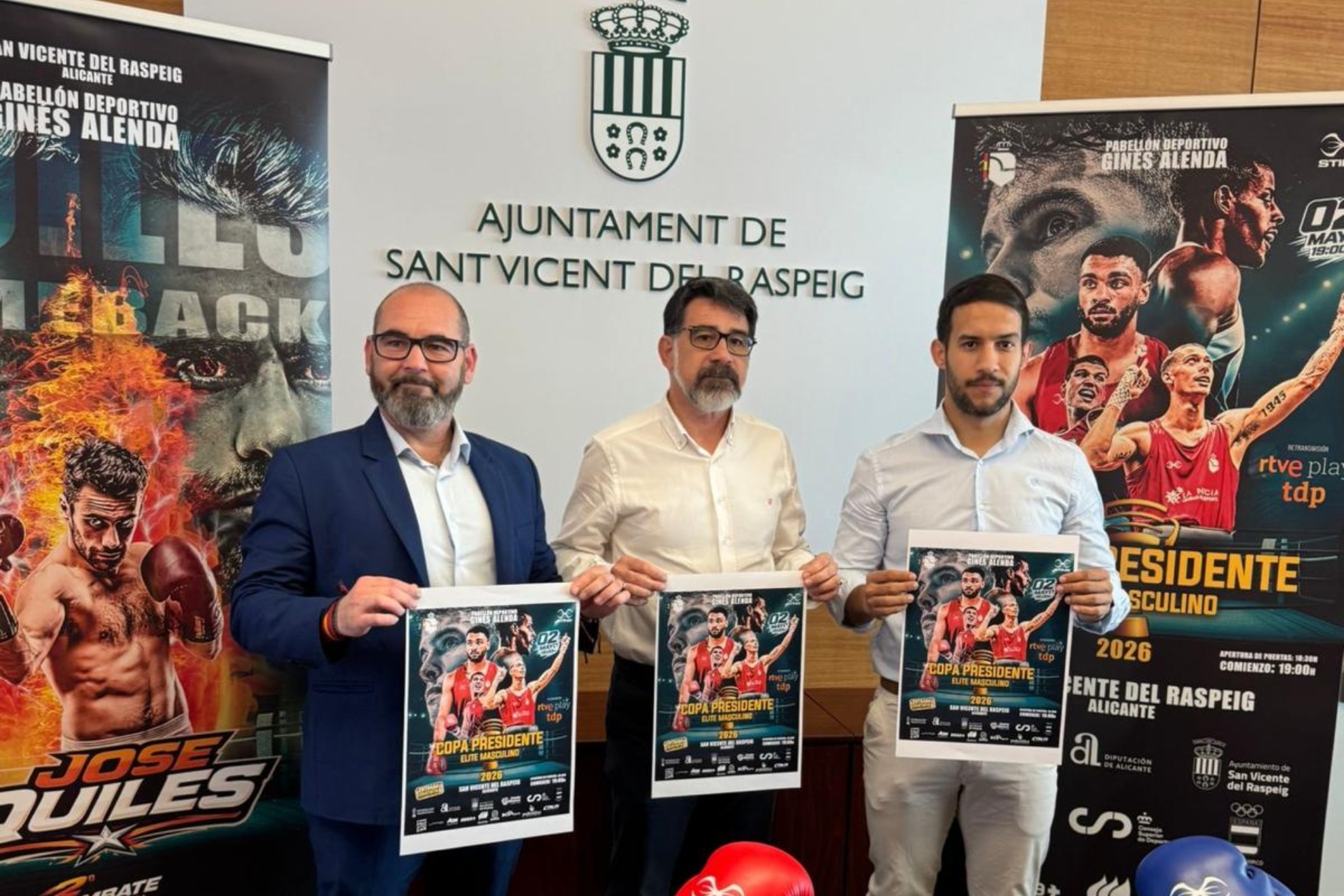 El presidente de la RFEB junto a las autoridades de Sant Vicent del Raspeig.