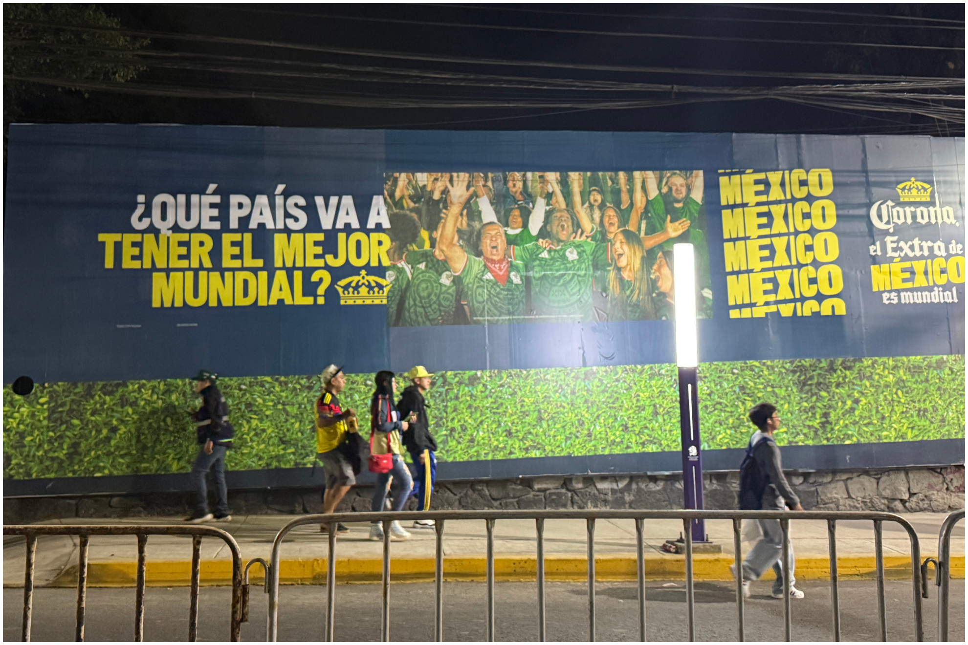 Un cartel publicitario del Mundial de México, cerca del estadio Azteca.
