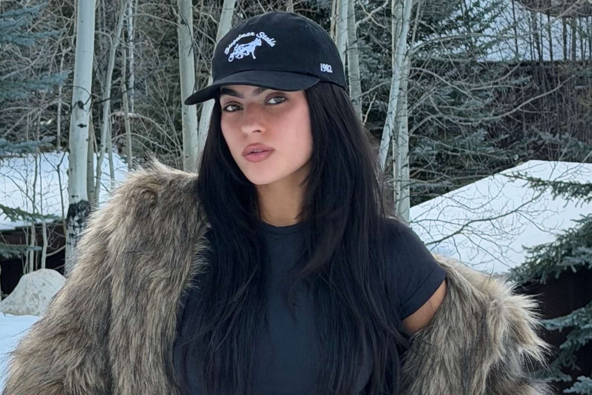 La influencer Sarah Jane Nader comparte las consecuencias de llevar piercings en los pezones durante su estancia en el Círculo Polar Ártico