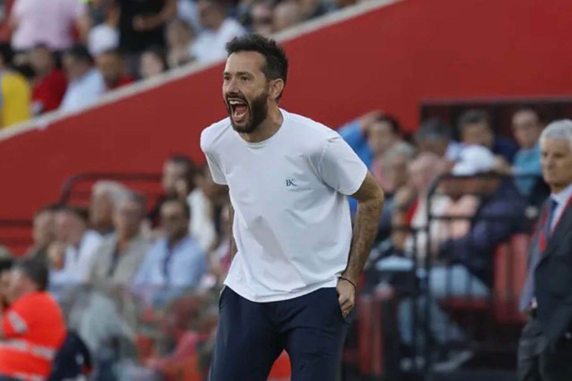 Corberán dando órdenes desde la banda.