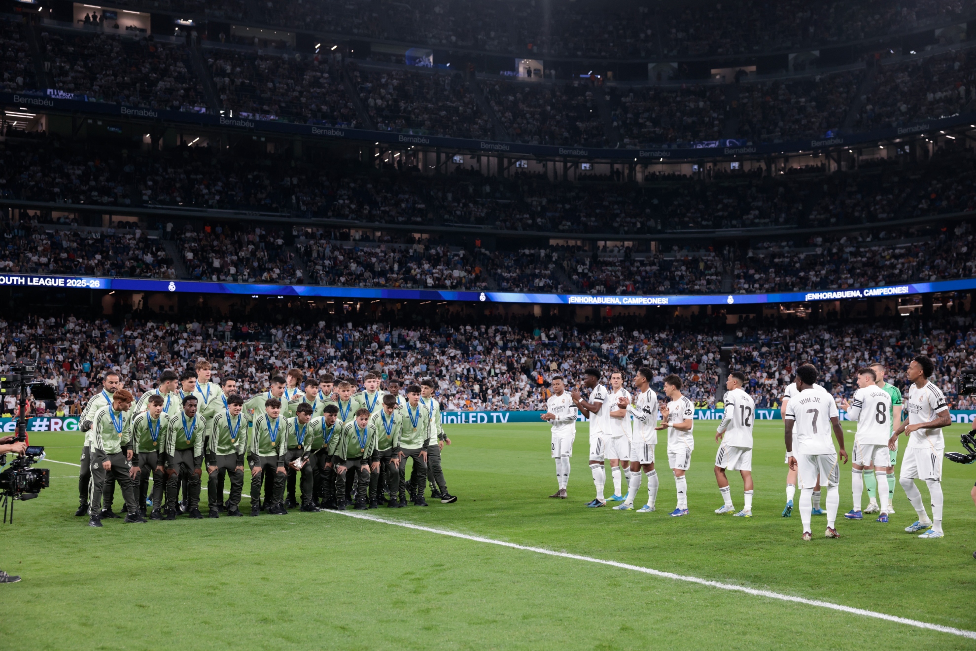 Foto de familia de los campeones de la Youth en el Bernabéu.