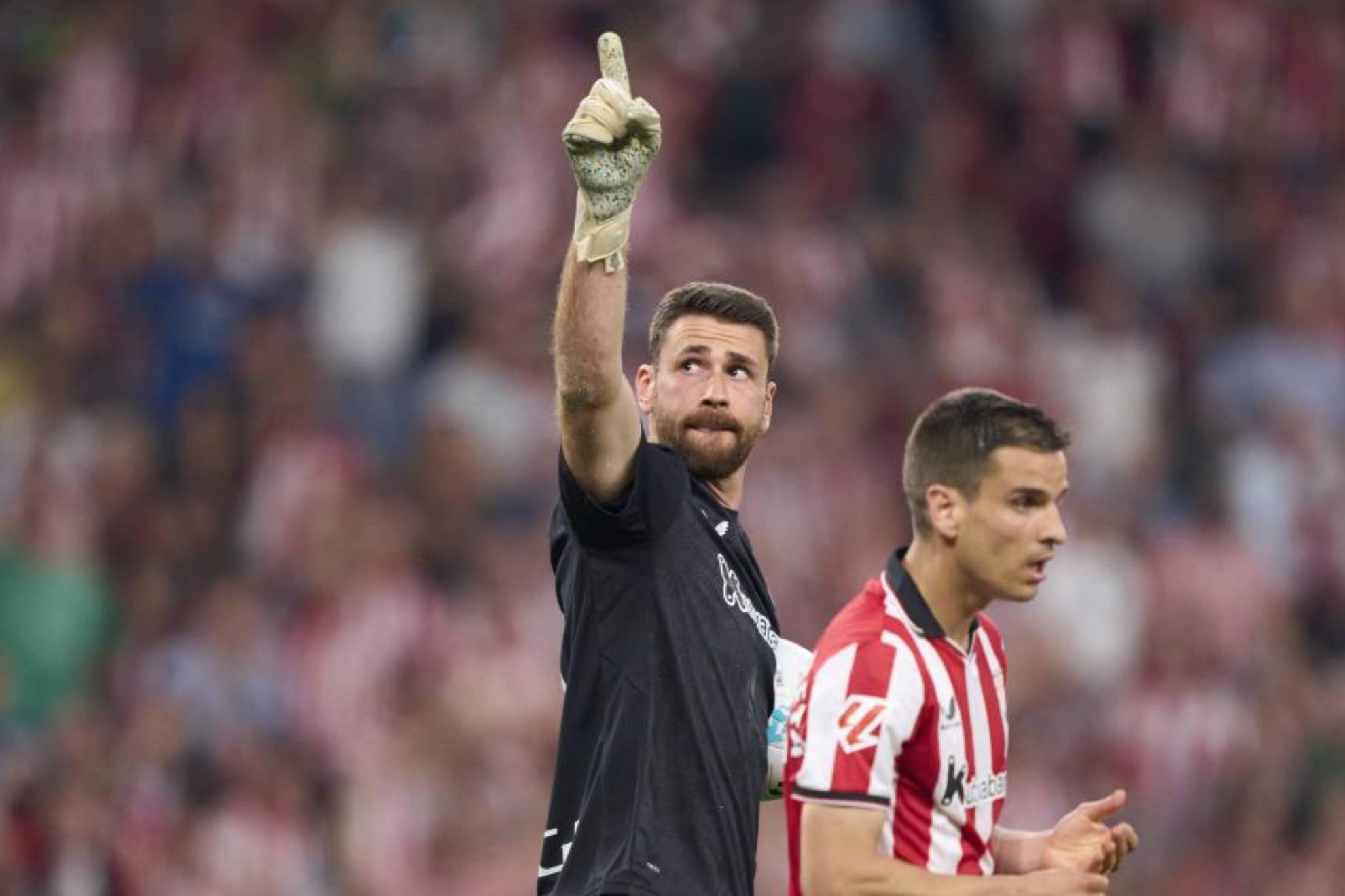 Unai Simón celebra la detención del penalti a Budimir.
