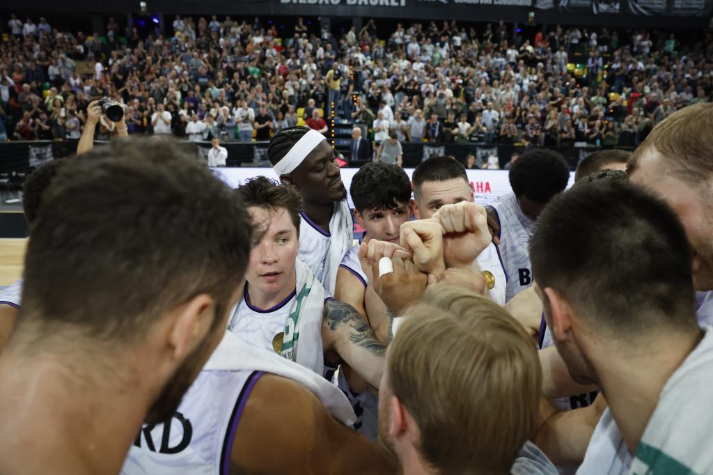 La plantilla del Surne Bilbao celebra tras lograr el pase a la final.