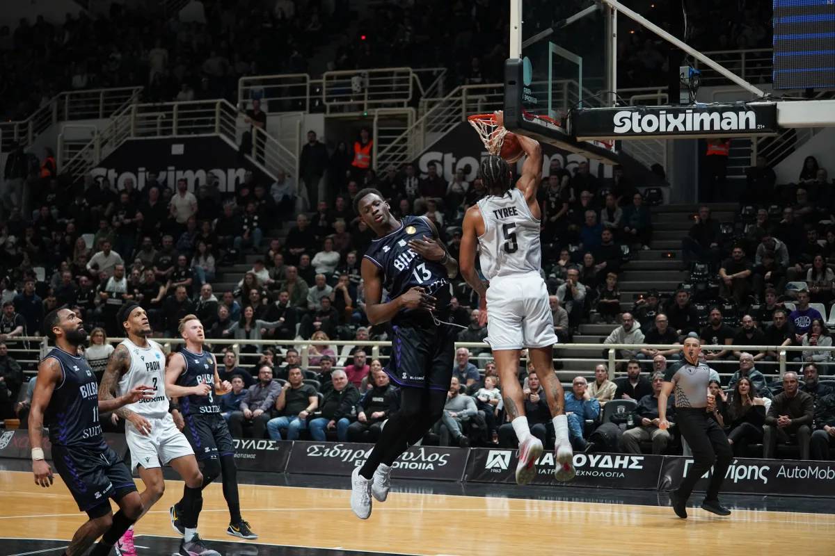 Bryce Tyree realiza un mate en el partido disputado este curso entre PAOK y Bilbao.