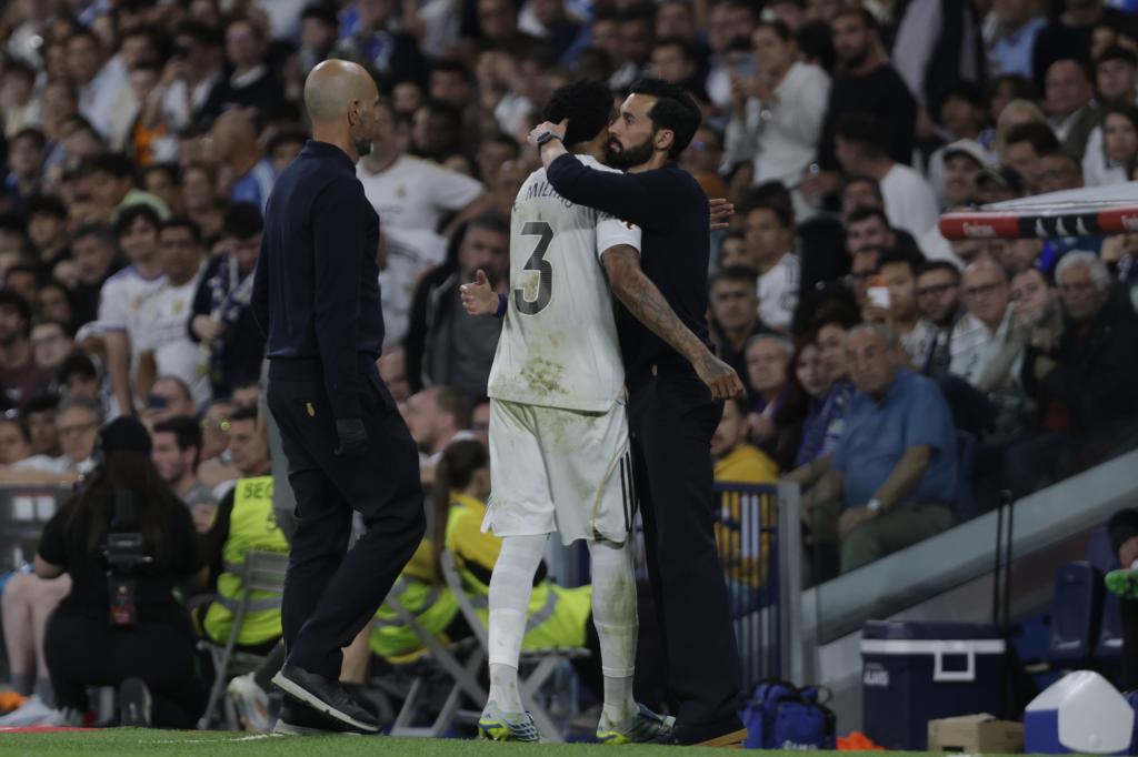 MADRID, 21/04/2026.- El defensa del Real Madrid Éder Militão (c) sale del campo durante el partido de la jornada 33 de LaLiga que Real Madrid y Deportivo Alavés disputan este martes en el estadio Santiago Bernabéu, en Madrid. EFE/ Juanjo Martín