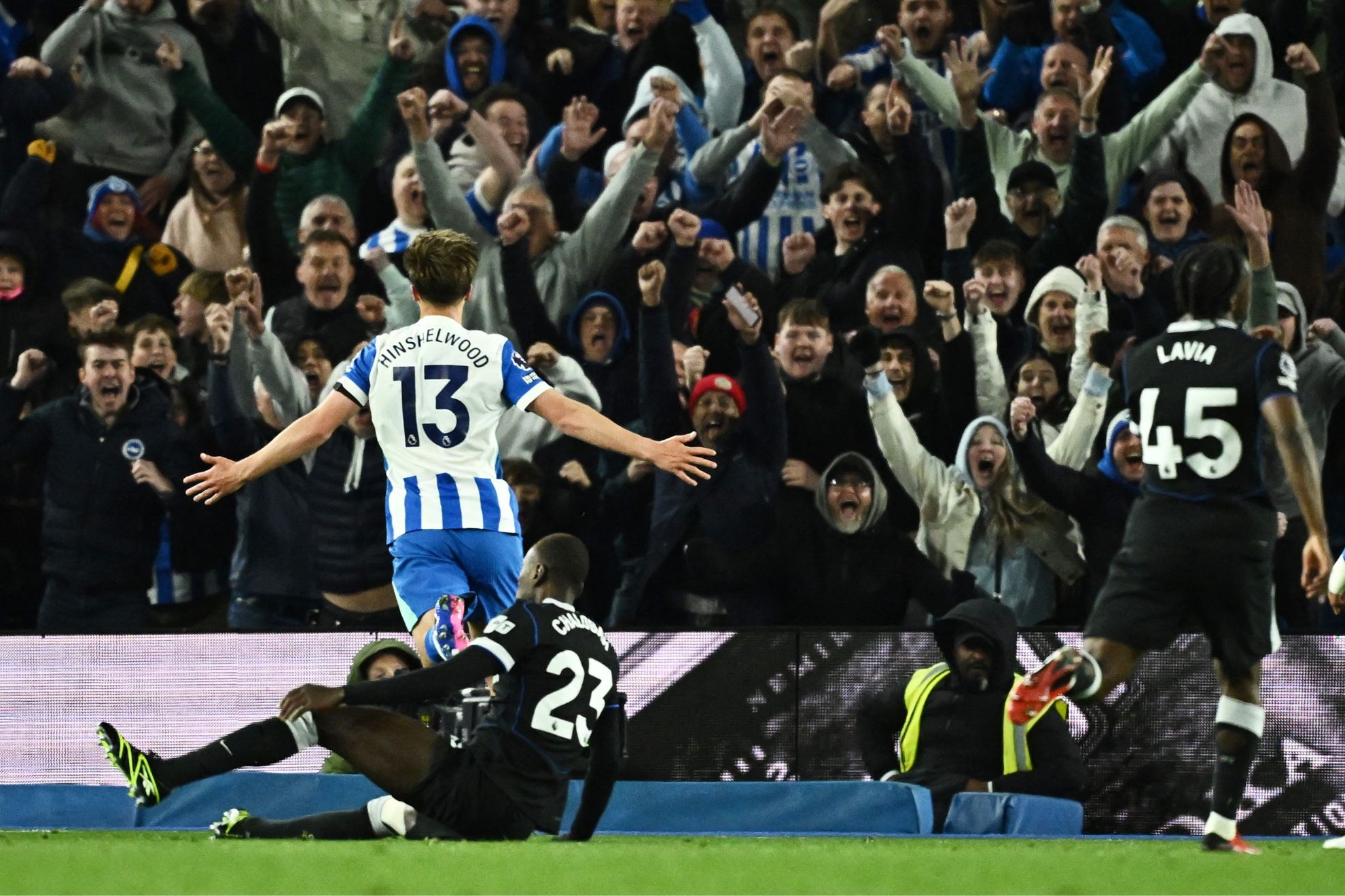 Hinshelwood celebra su gol al Chelsea