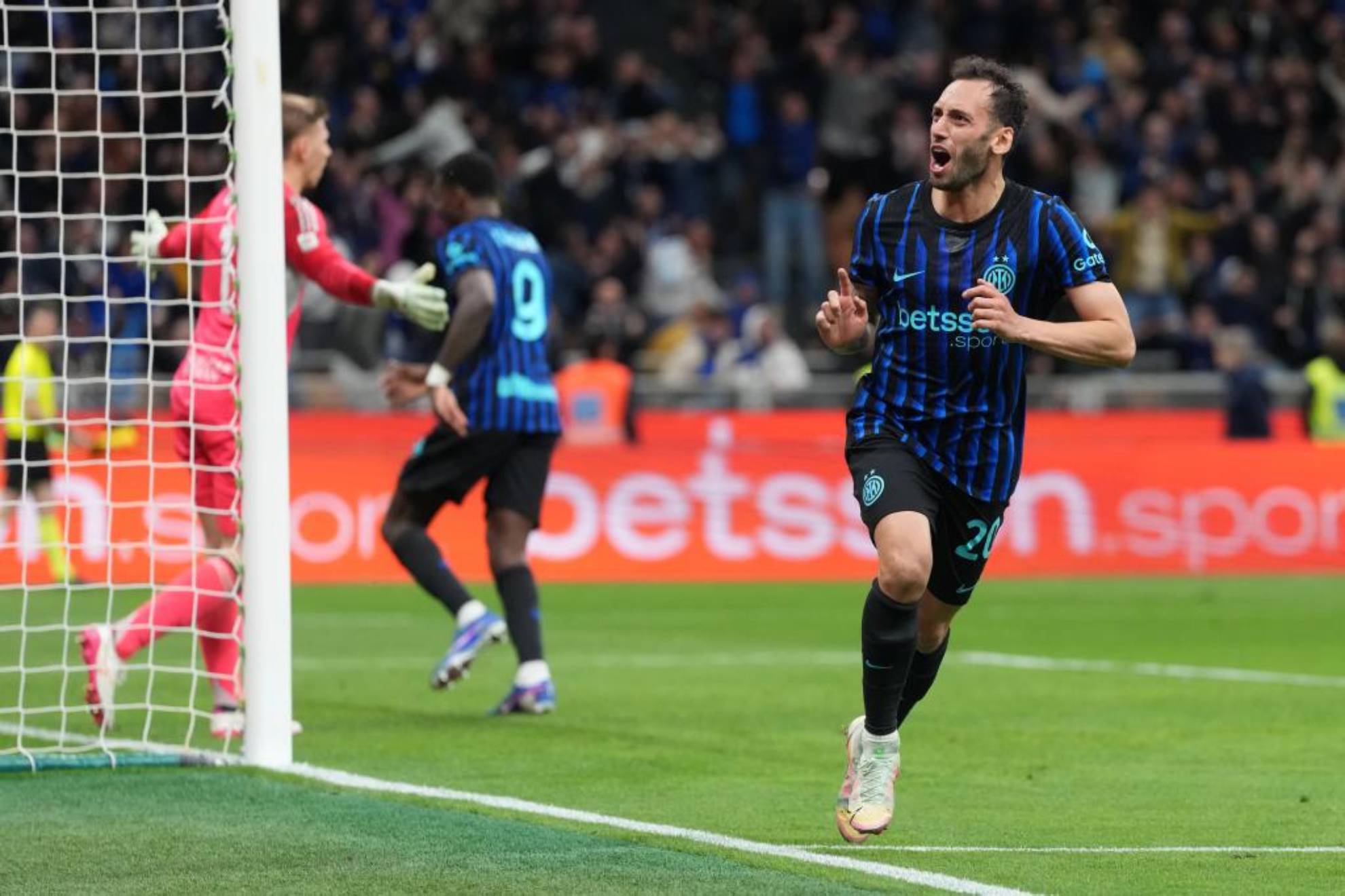 Çalhanoglu celebra el 2-2frente al Como