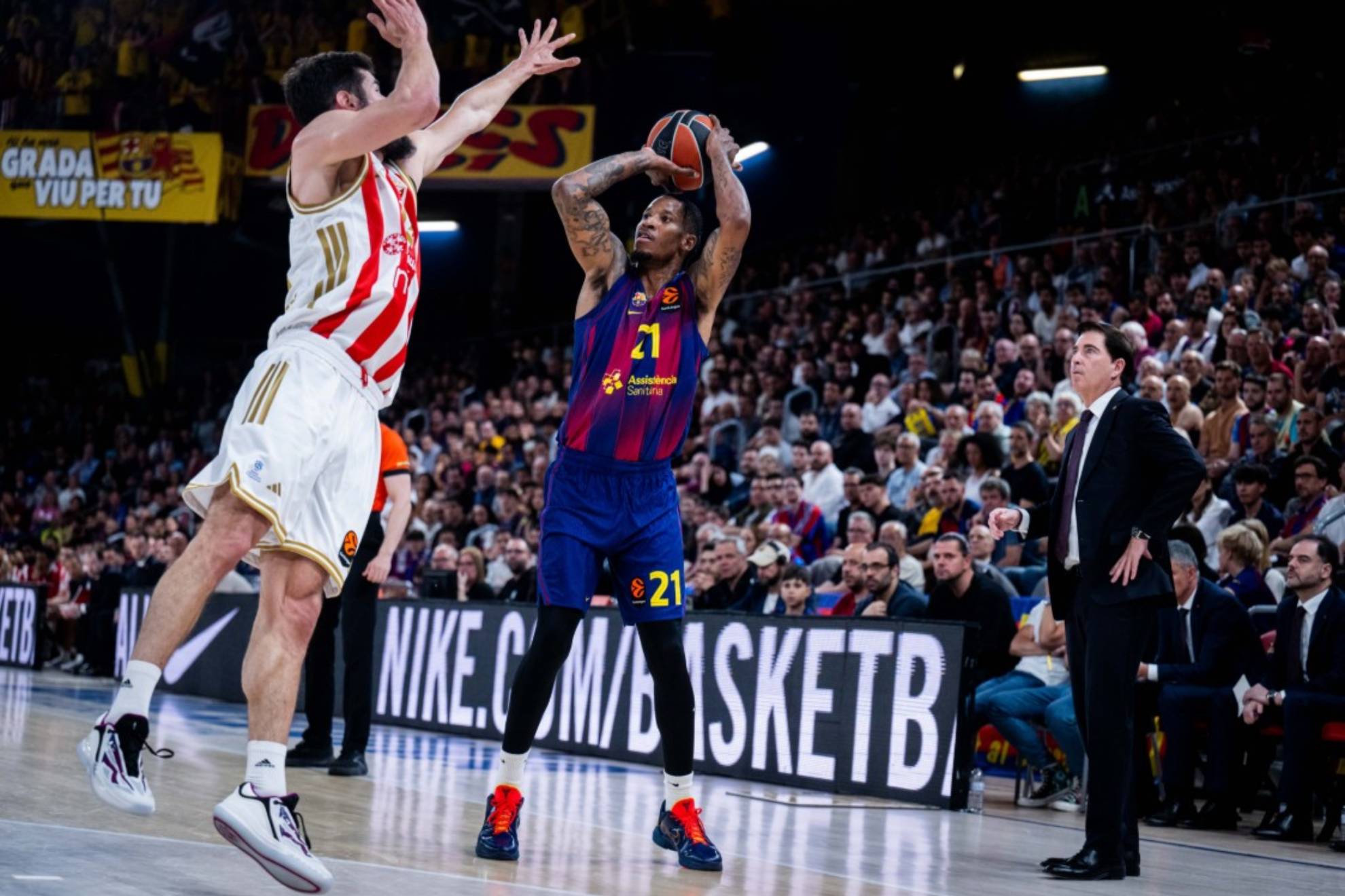 Will Clyburn lanza a canasta defendido por Nikola Kalinic.
