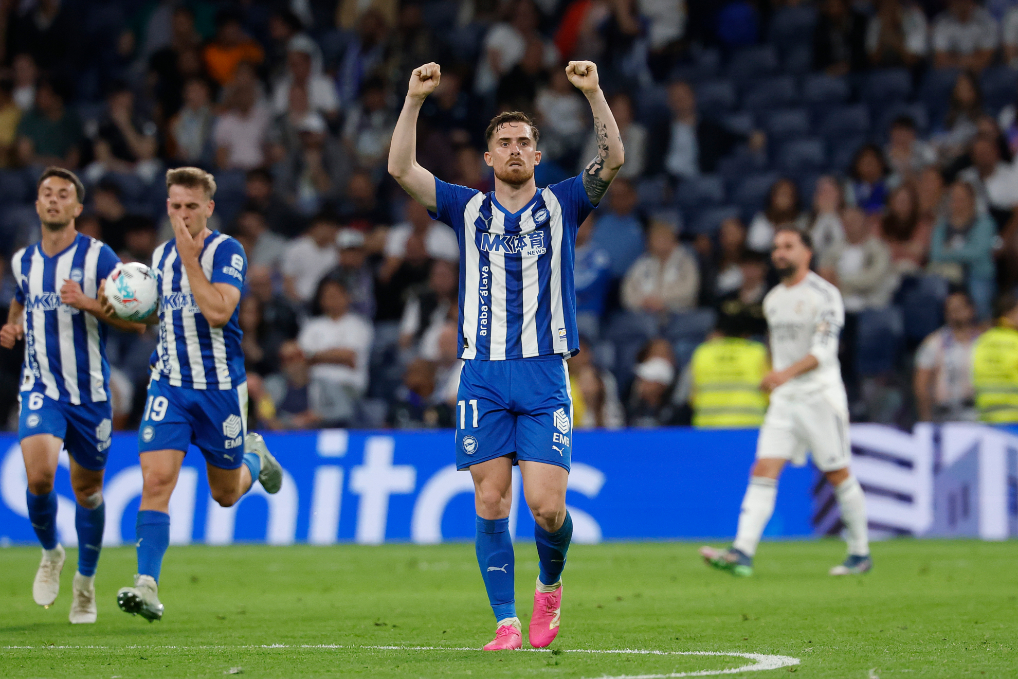 Toni Martínez celebra su gol en Chamartín, el 2-1.