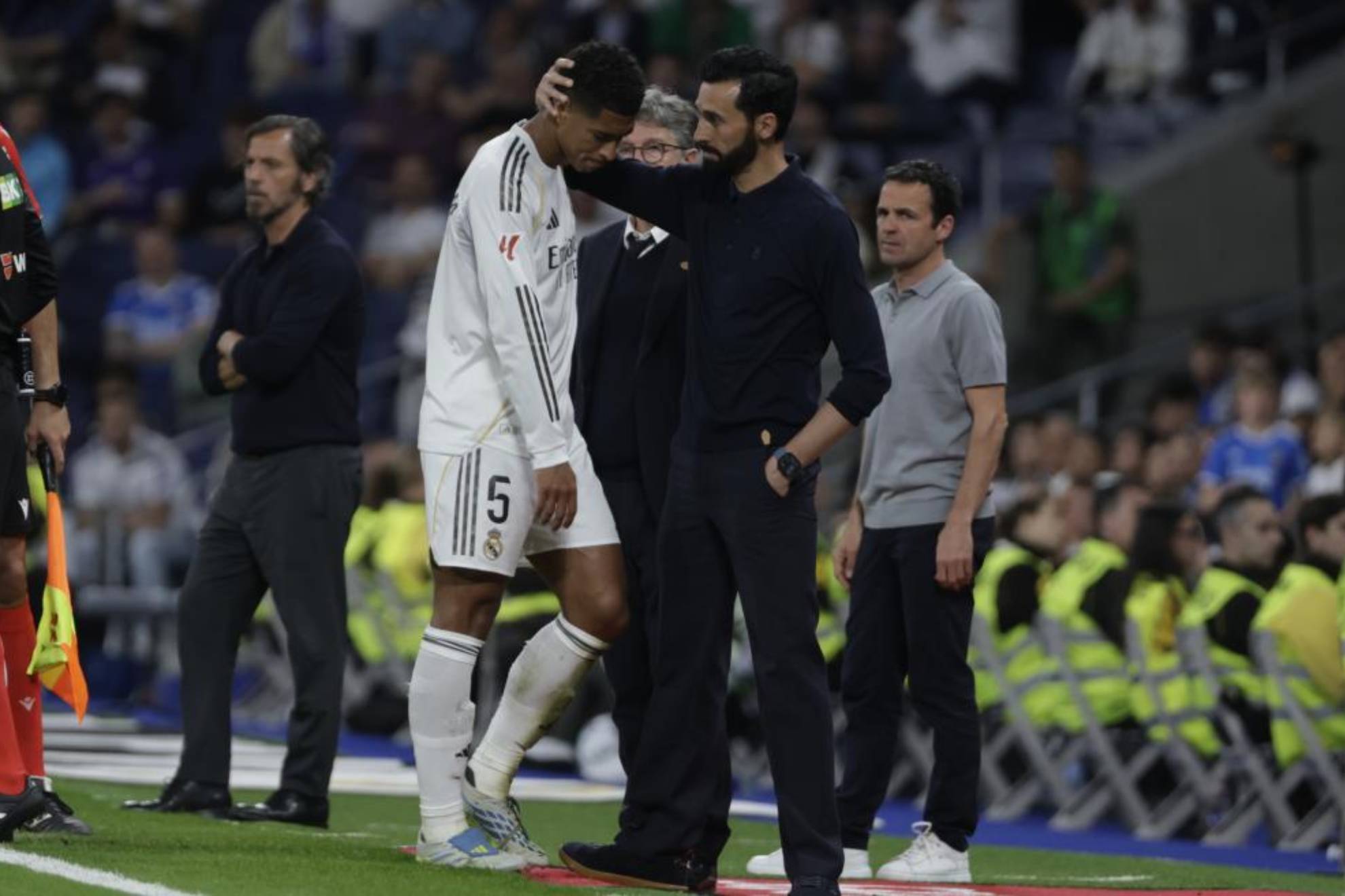 Arbeloa consuela a Bellingham tras el cambio ante el Alavés.