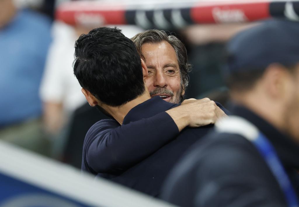 Quique abraza a Arbeloa en la previa.