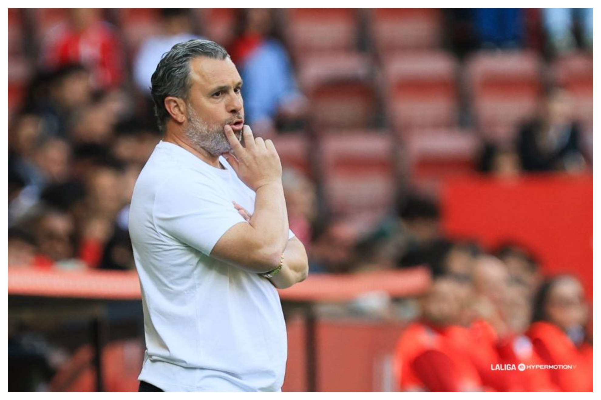 Un pensativo Sergio en la banda de El Molinón... en su último partido como técnico del Cádiz