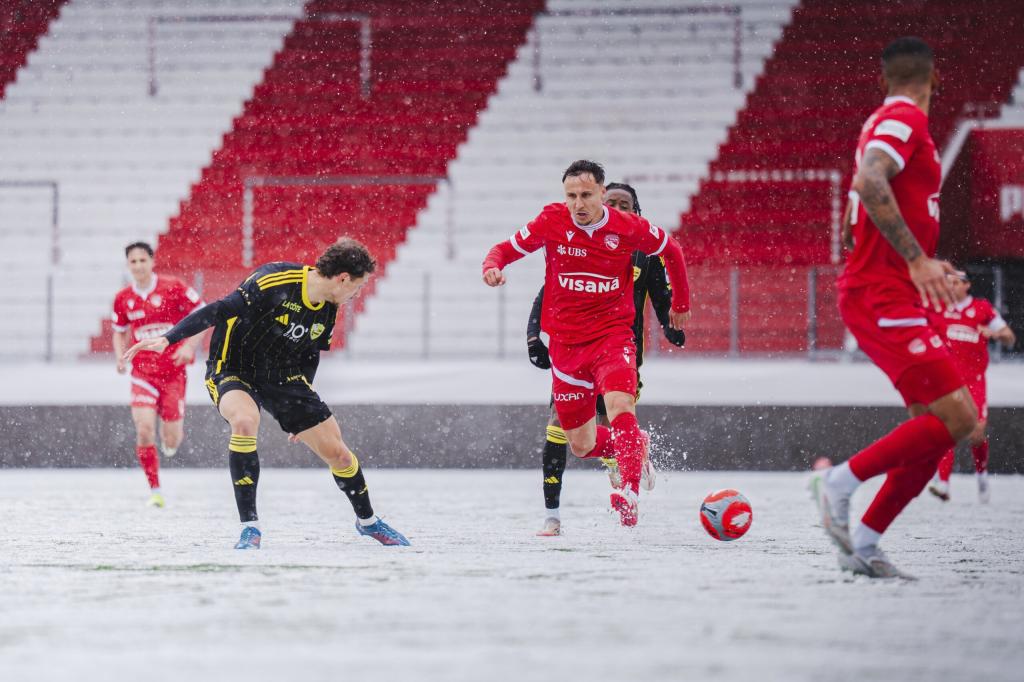 Un partido del Thun bajo la nieve de esta temporada.