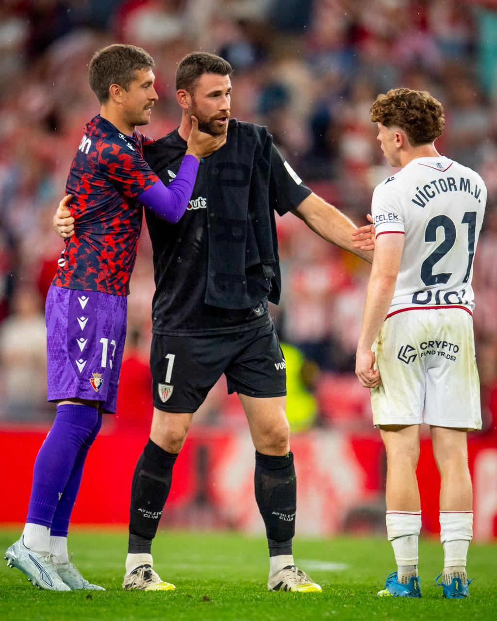 Simón recibe la felicitación de los osasunistas Aitor y Víctor Muñoz.