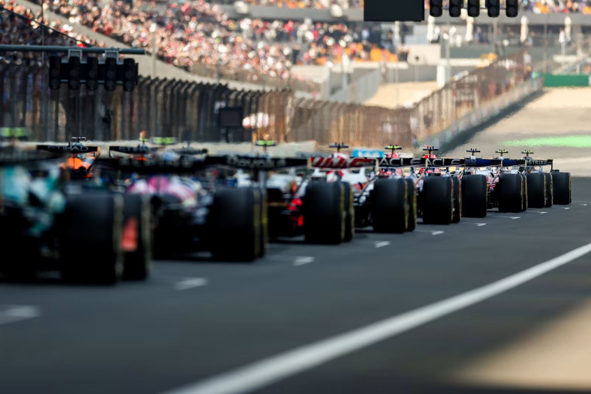 Los coches de F1 se preparan para salir.