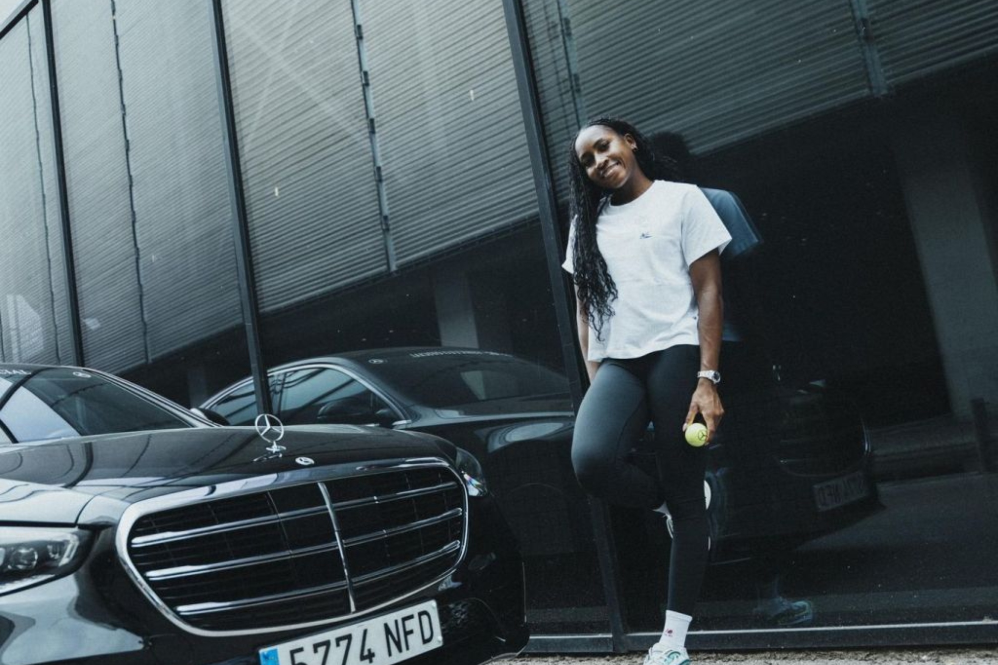 Gauff posa para Mercedes.