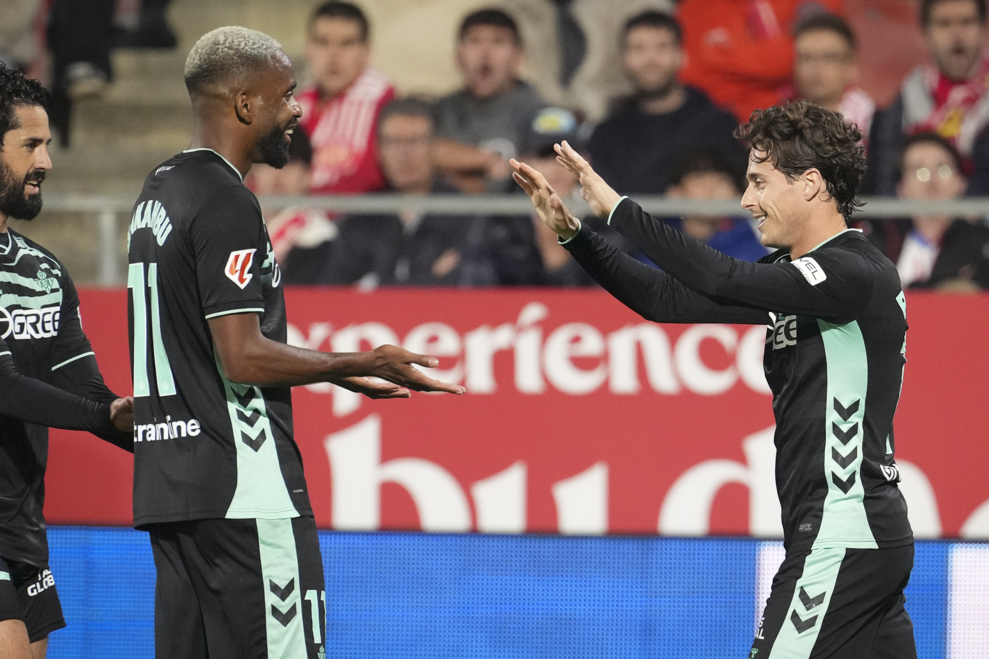 Bakambu e Isco felicitan a Riquelme