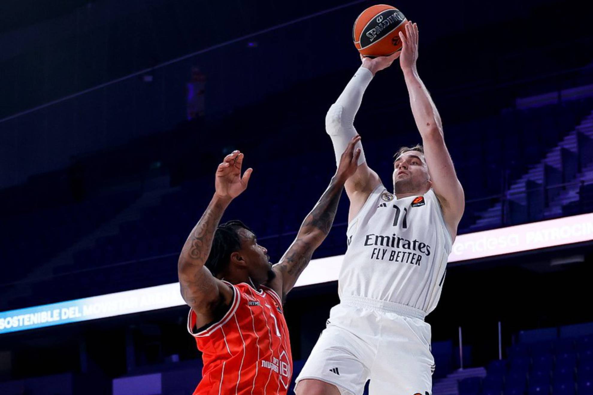 Mario Hezonja shoots a basket in the game behind closed doors against Hapoel Tel Aviv.