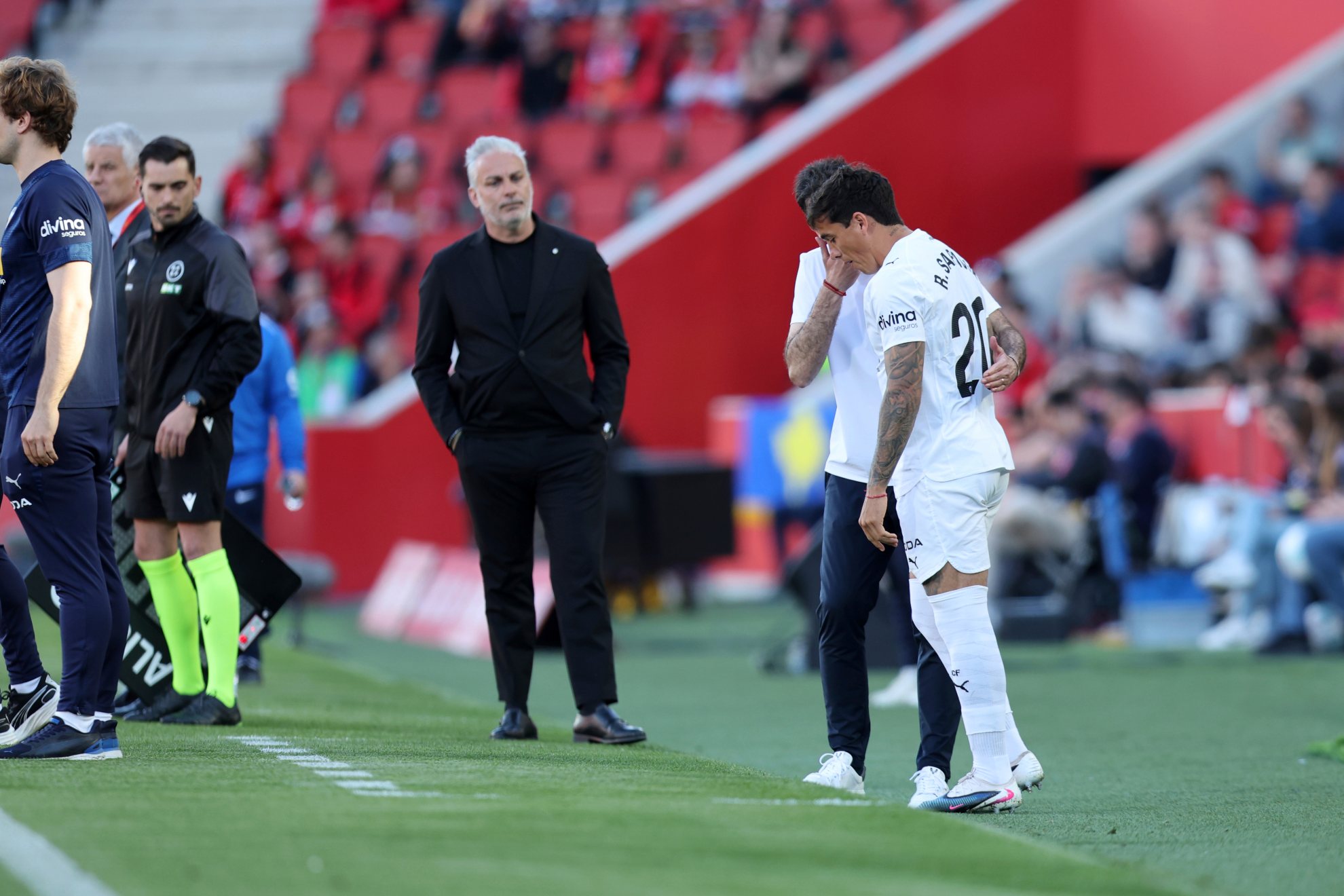 Renzo Saravia escucha las últimas instrucciones de Corberán antes de debutar.