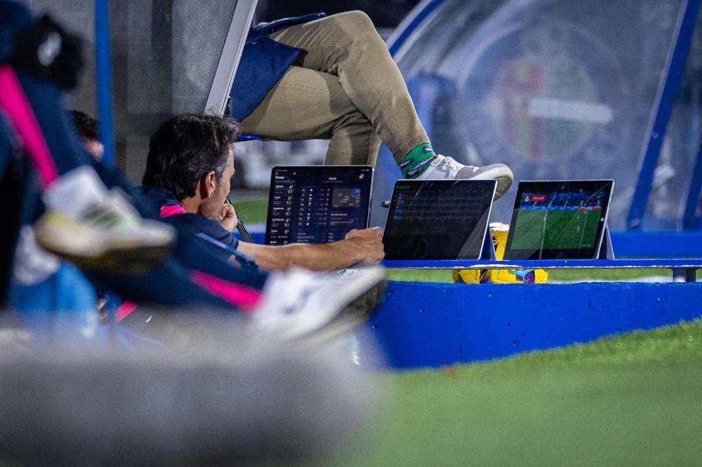 Vidal, con las tres tablets durante un partido