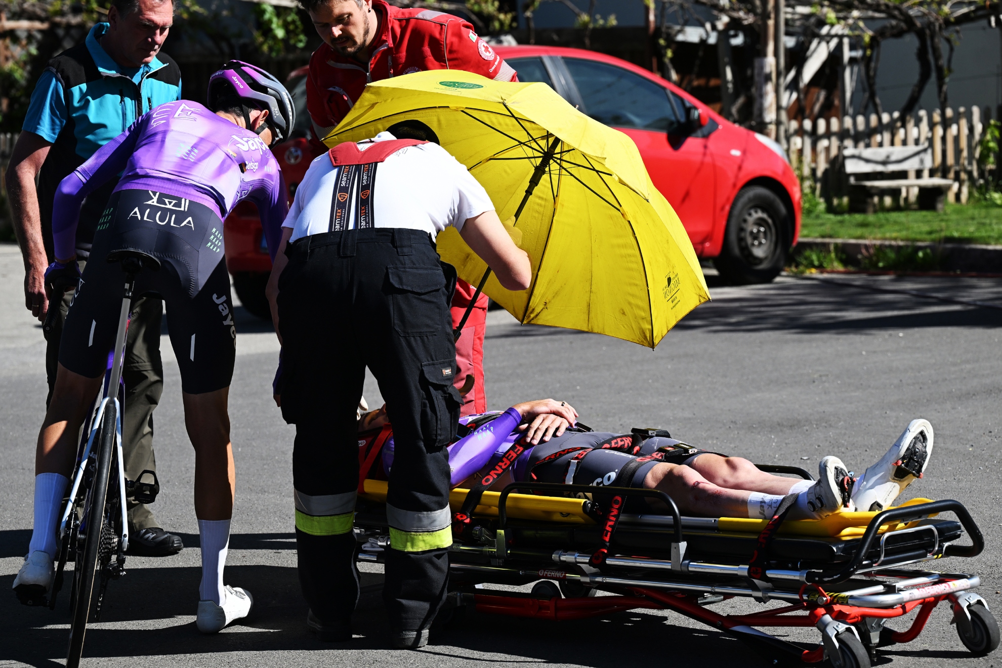Felix Engelhardt (Jayco AlUla) está en camilla tras la caída.