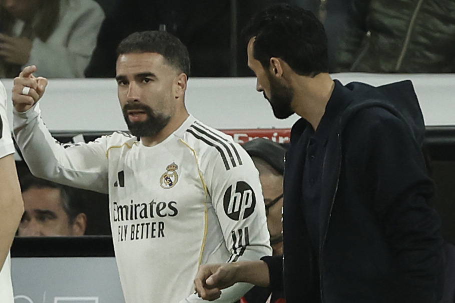 Carvajal y Arbeloa durante el partido Real Madrid-Getafe, antes de saltar al campo el jugador.