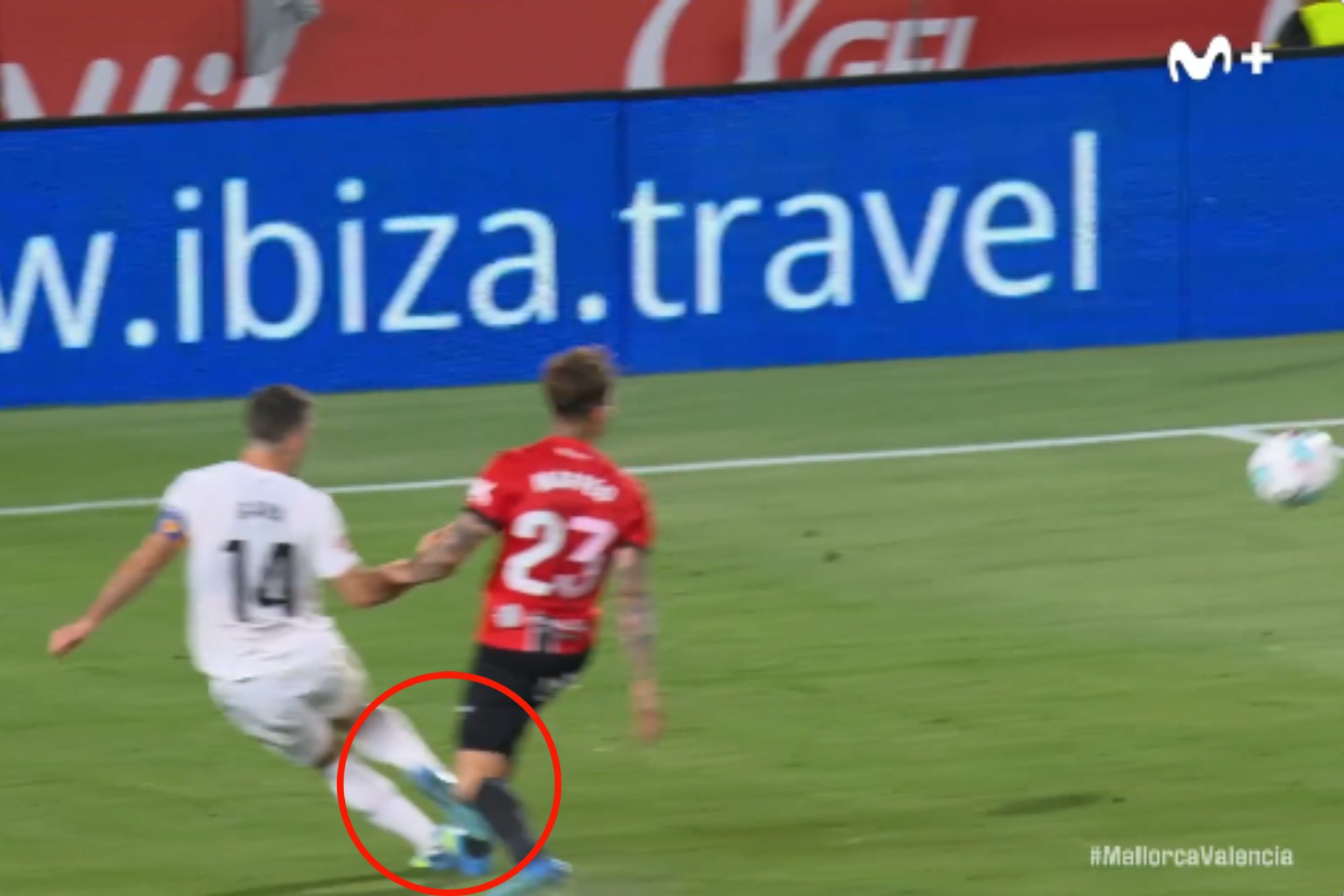 Momento en el que Maffeo pisa a Gayá una vez ha centrado el balón.