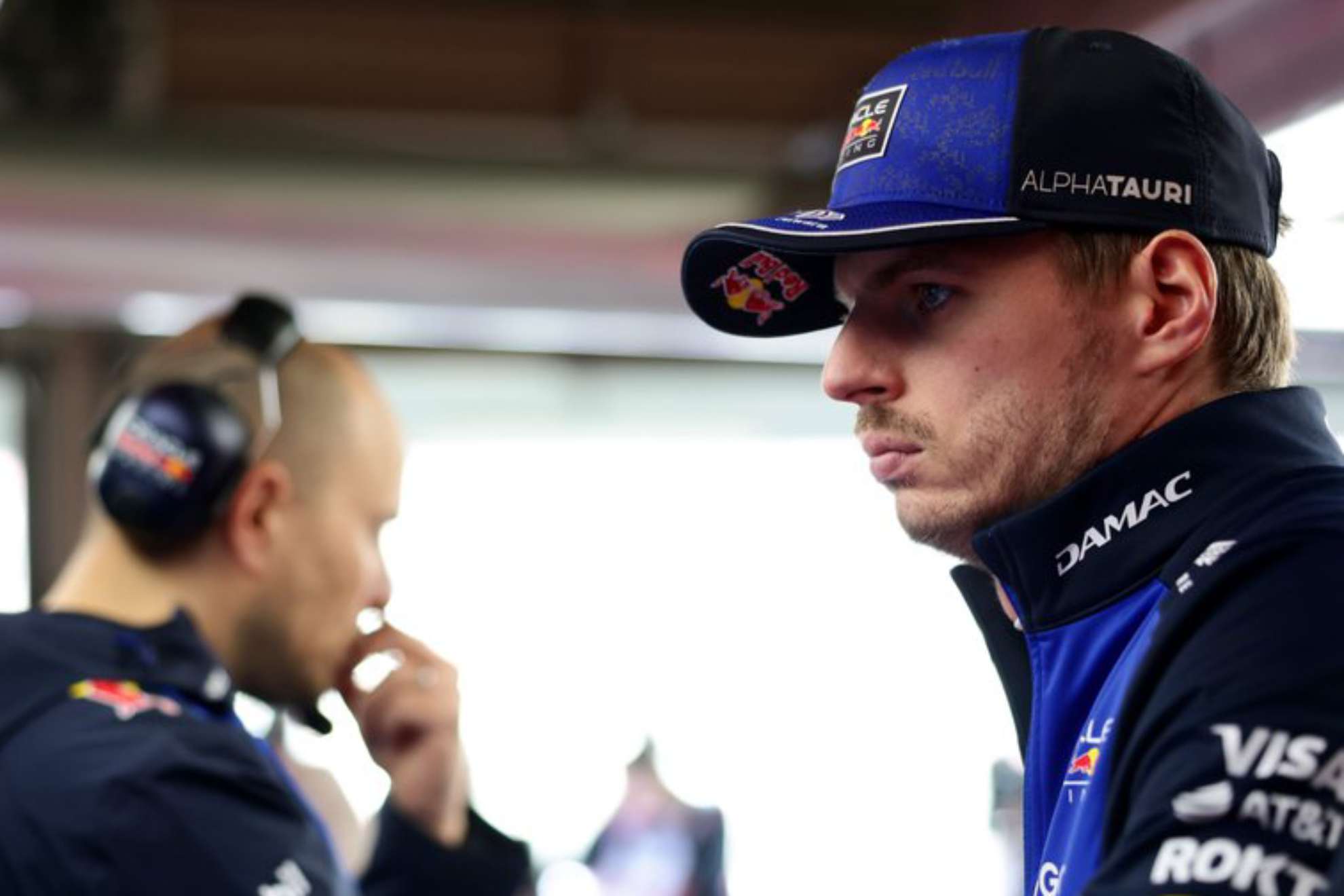 Verstappen y lambiase de fondo, en una imagen de este año.