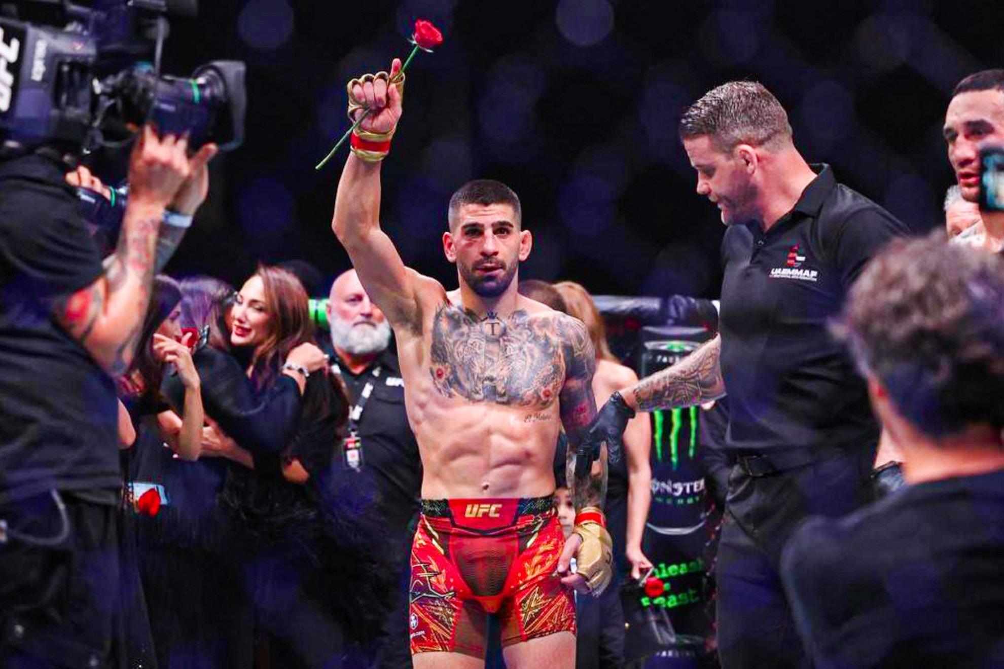 Ilia Topuria celebra su triunfo sobre Max Holloway.