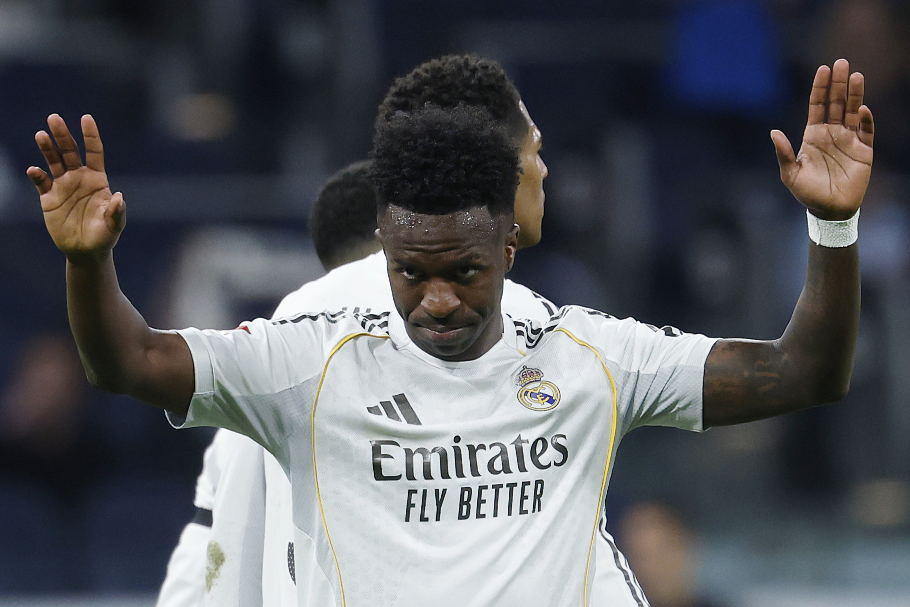 Vinicius pide perdón en el estadio Bernabéu tras marcar en el Real Madrid-Alavés.