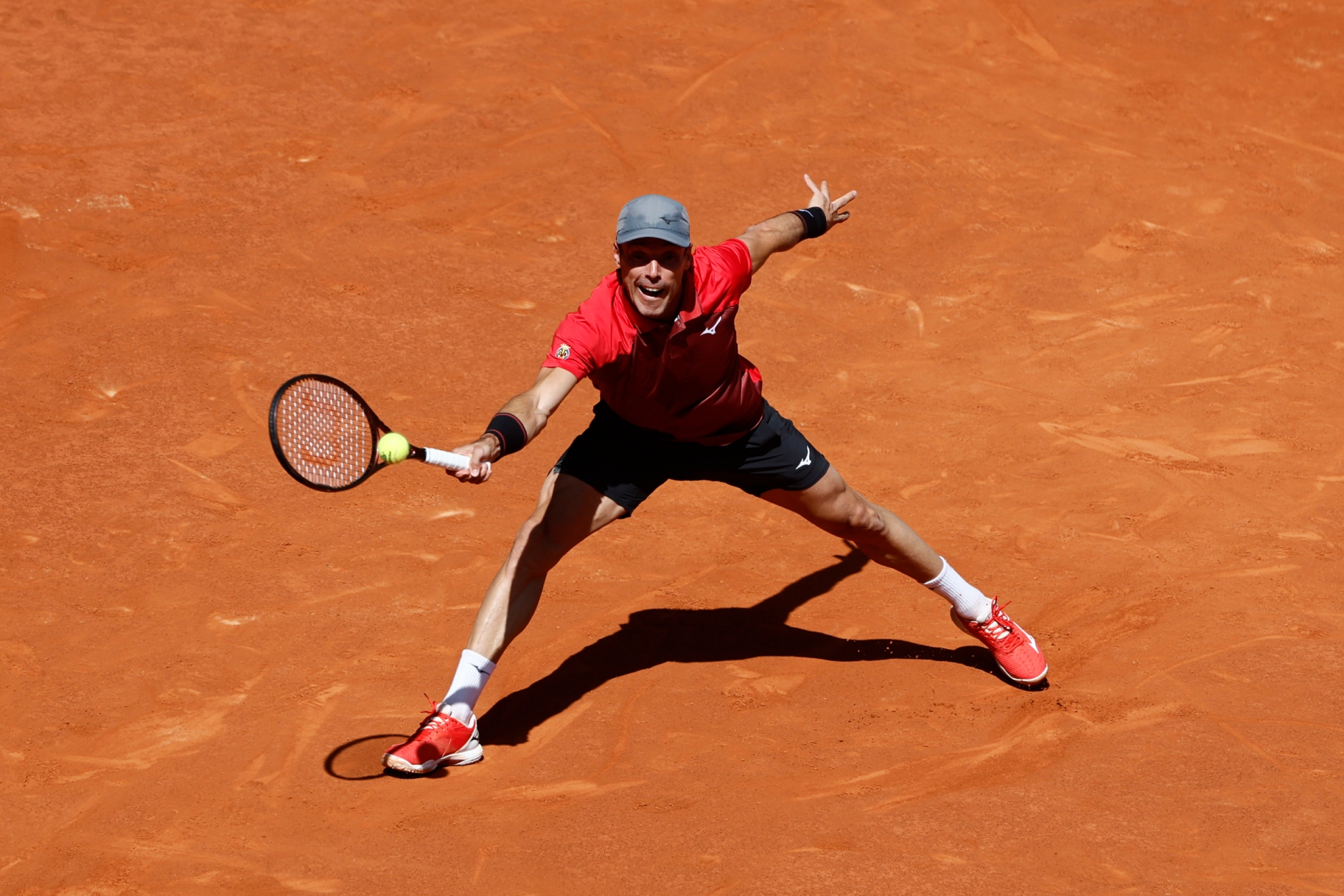 Bautista intenta llegar a una pelota.
