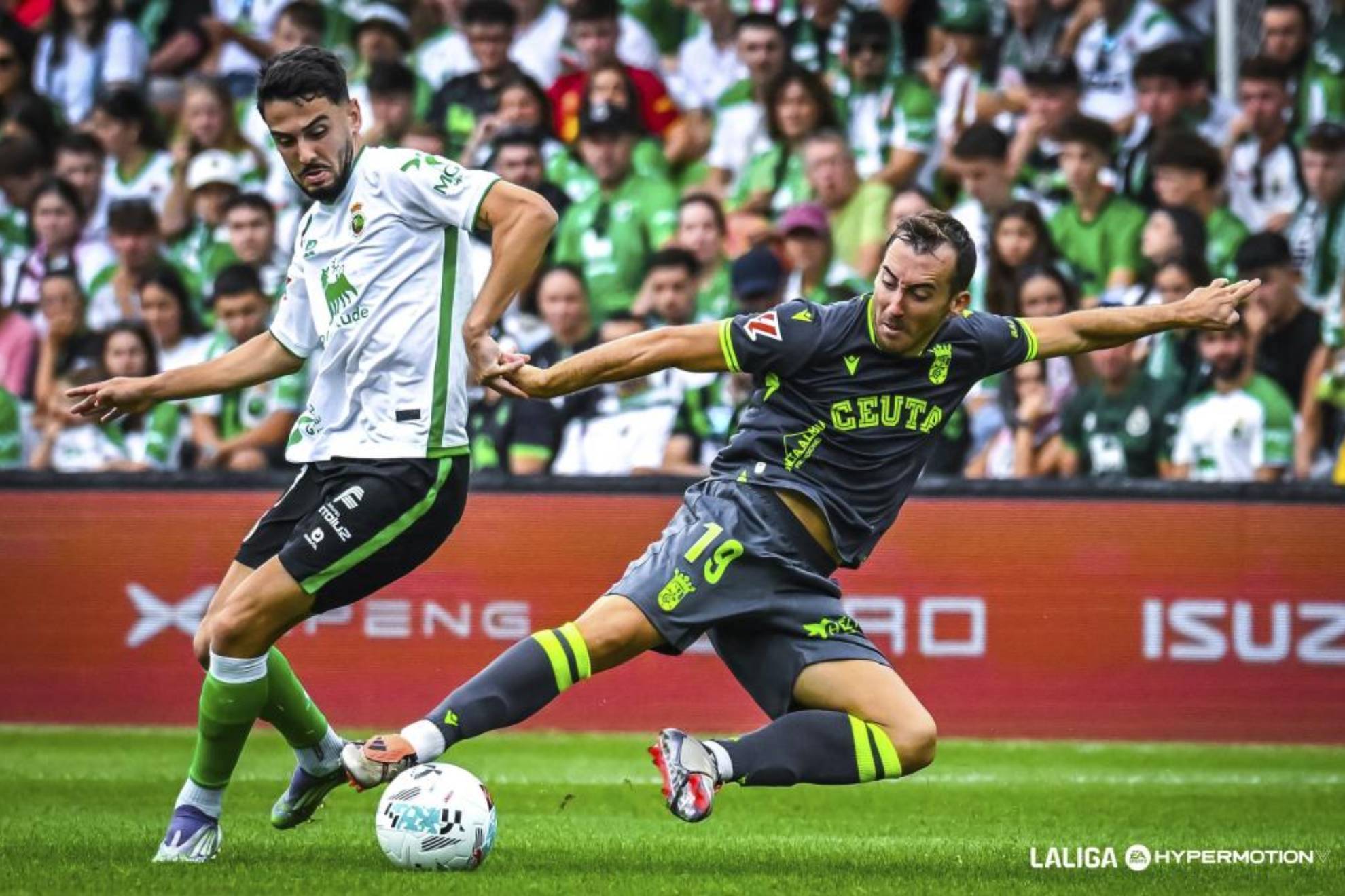 Andrés Martín disputa un balón con Rubén Díez