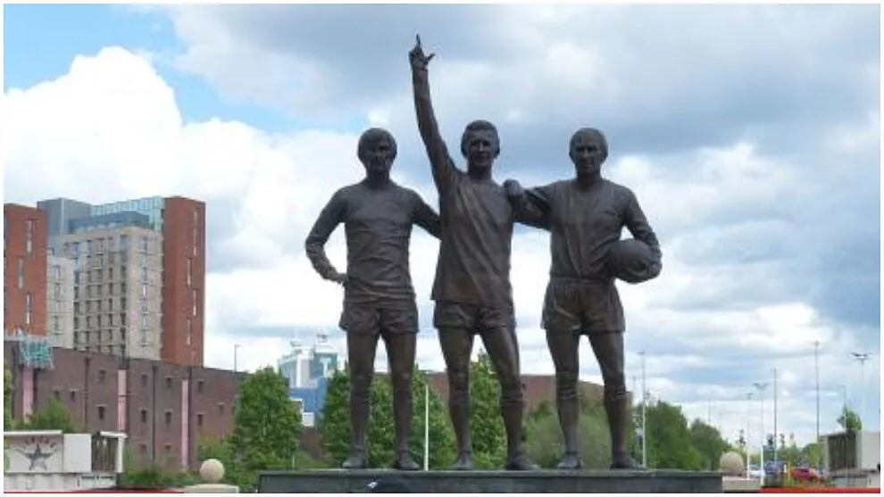 Statua alla periferia di Old Trafford che rappresenta George Best, Denis Law e Bobby Charlton.