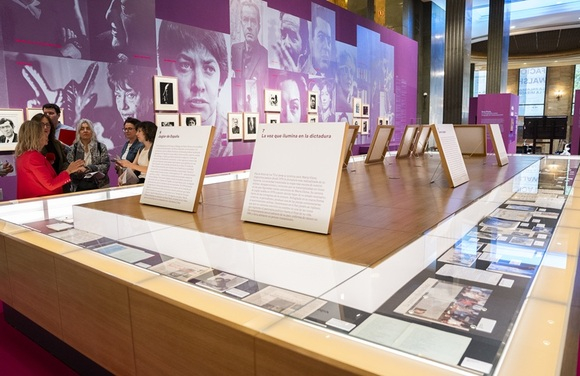 Graciela García Romero, explica una parte de la exposición «María Elena Walsh y Sara Facio: la palabra y la mirada