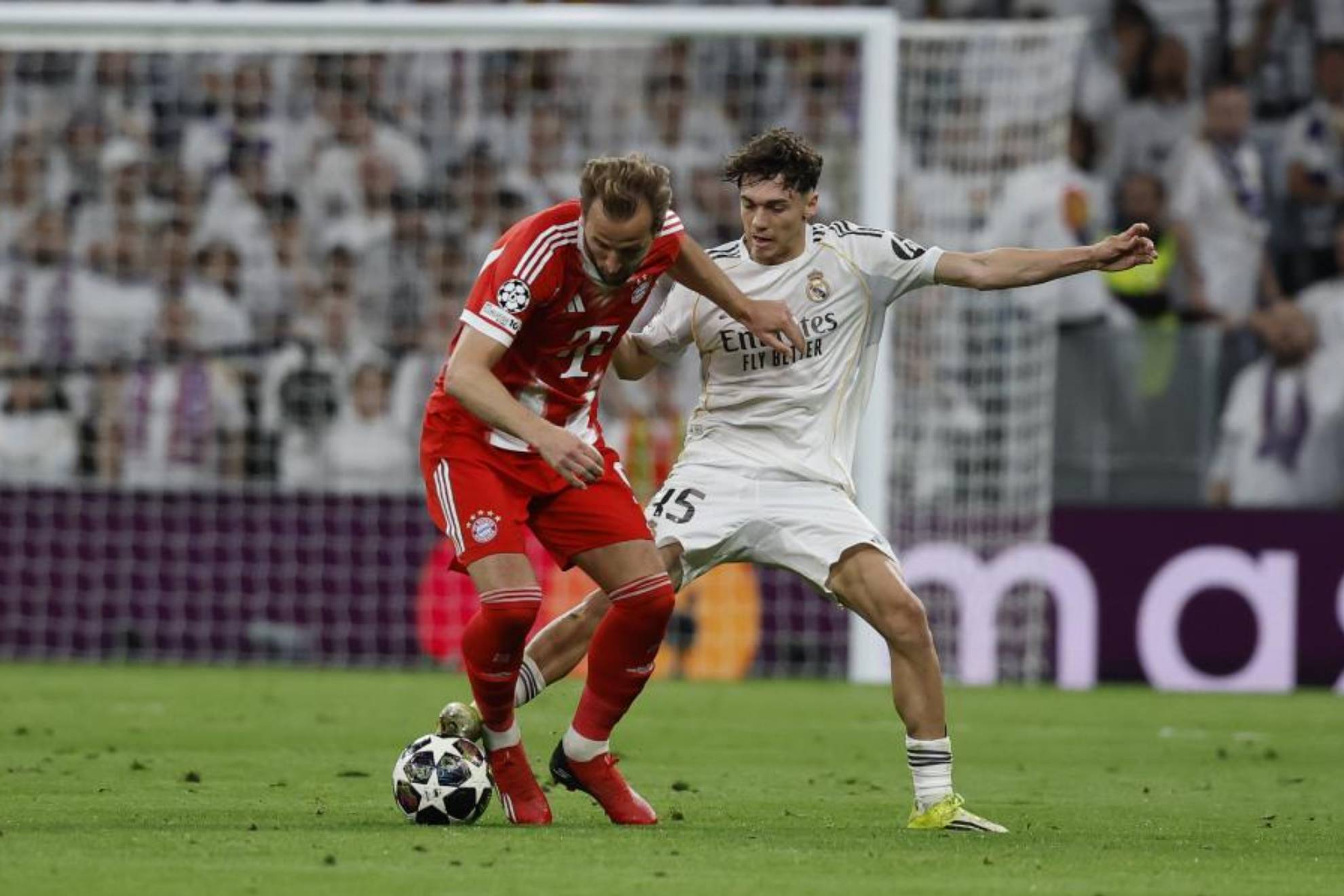 Thiago Pitarch, ante Kane en el Real Madrid-Bayern.