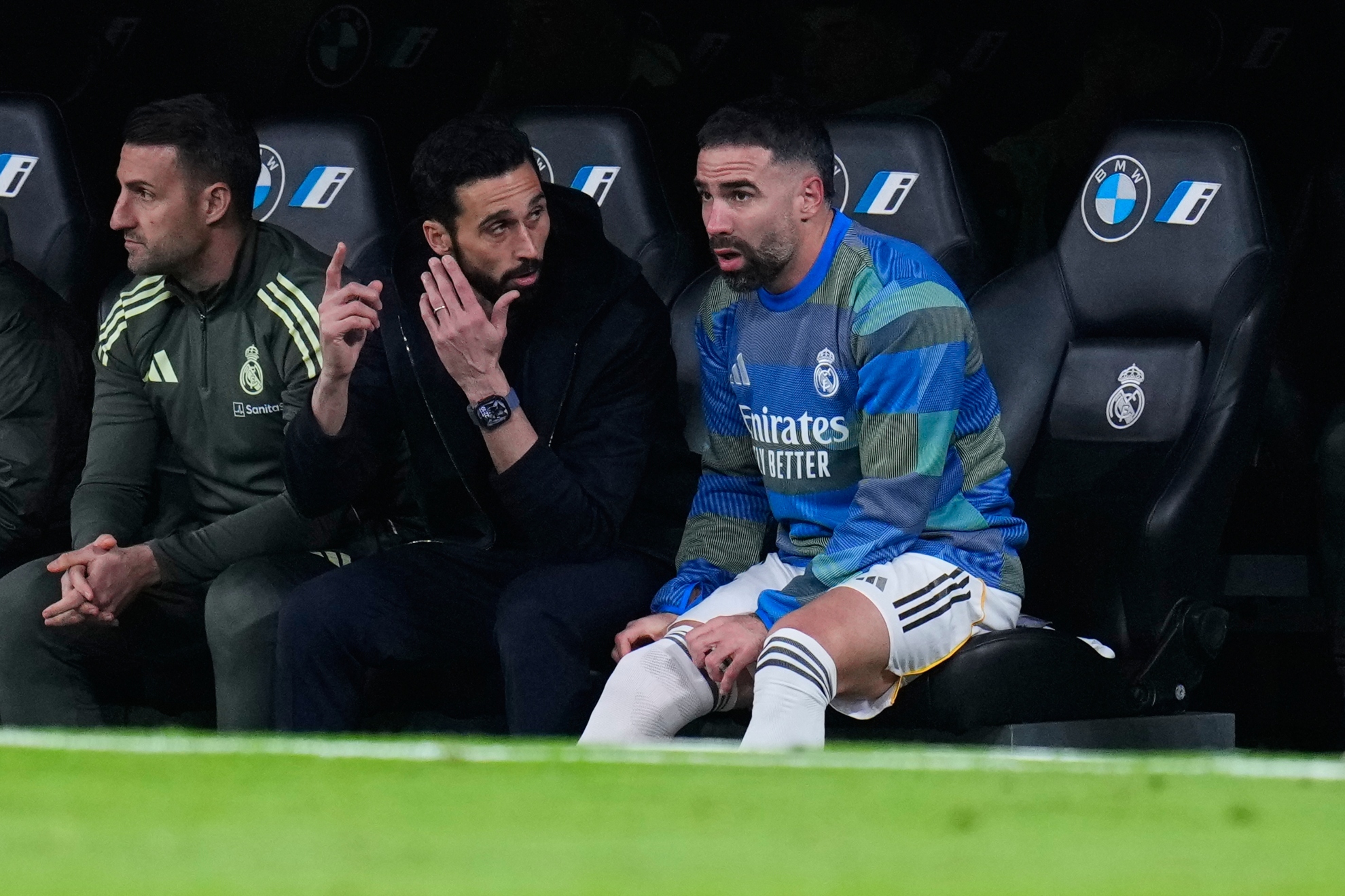 Arbeloa y Carvajal hablan en el banquillo durante un partido del Real Madrid.