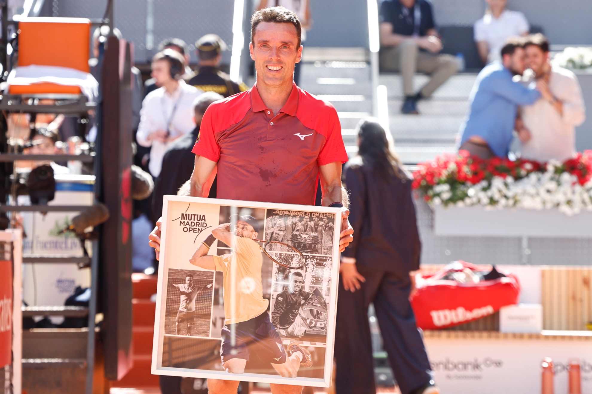 Bautista, con el cuadro conmemorativo.