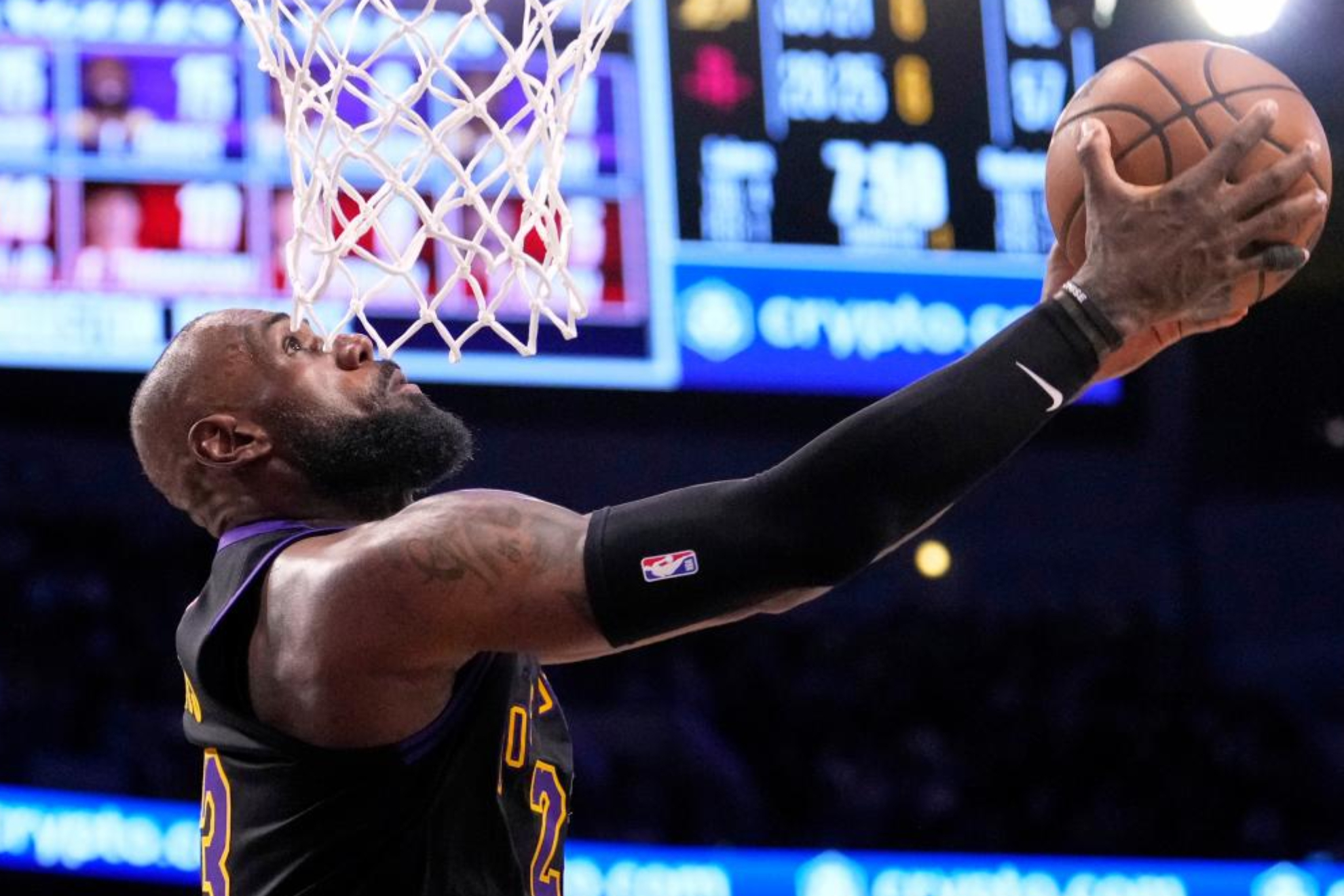 LeBron James trata de anotar a canasta ante los Rockets.