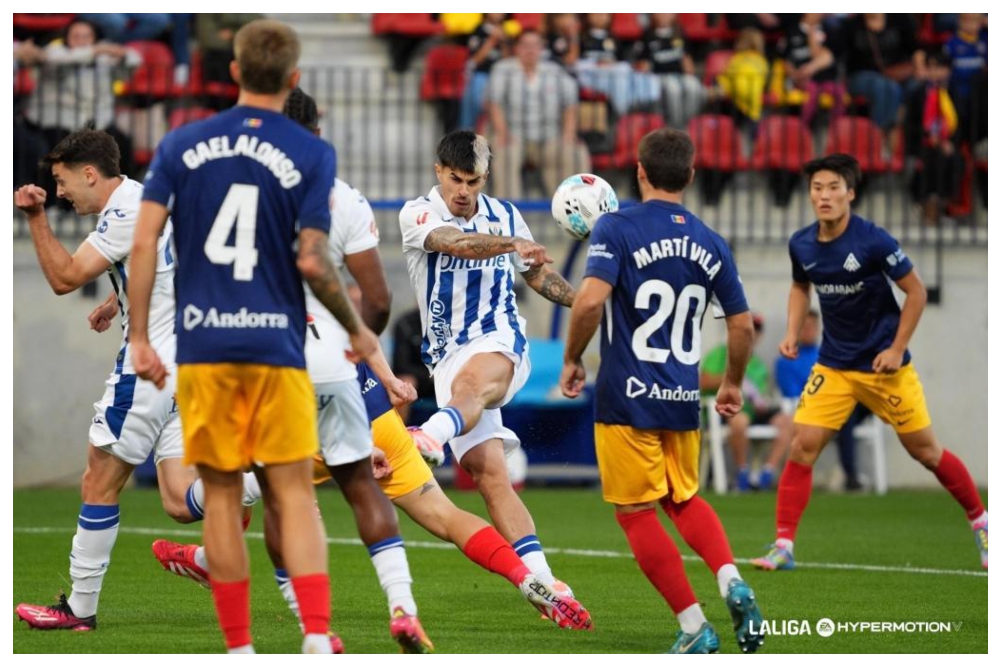 Juan Cruz dispara a puerta en el partido de la primera vuelta en Andorra