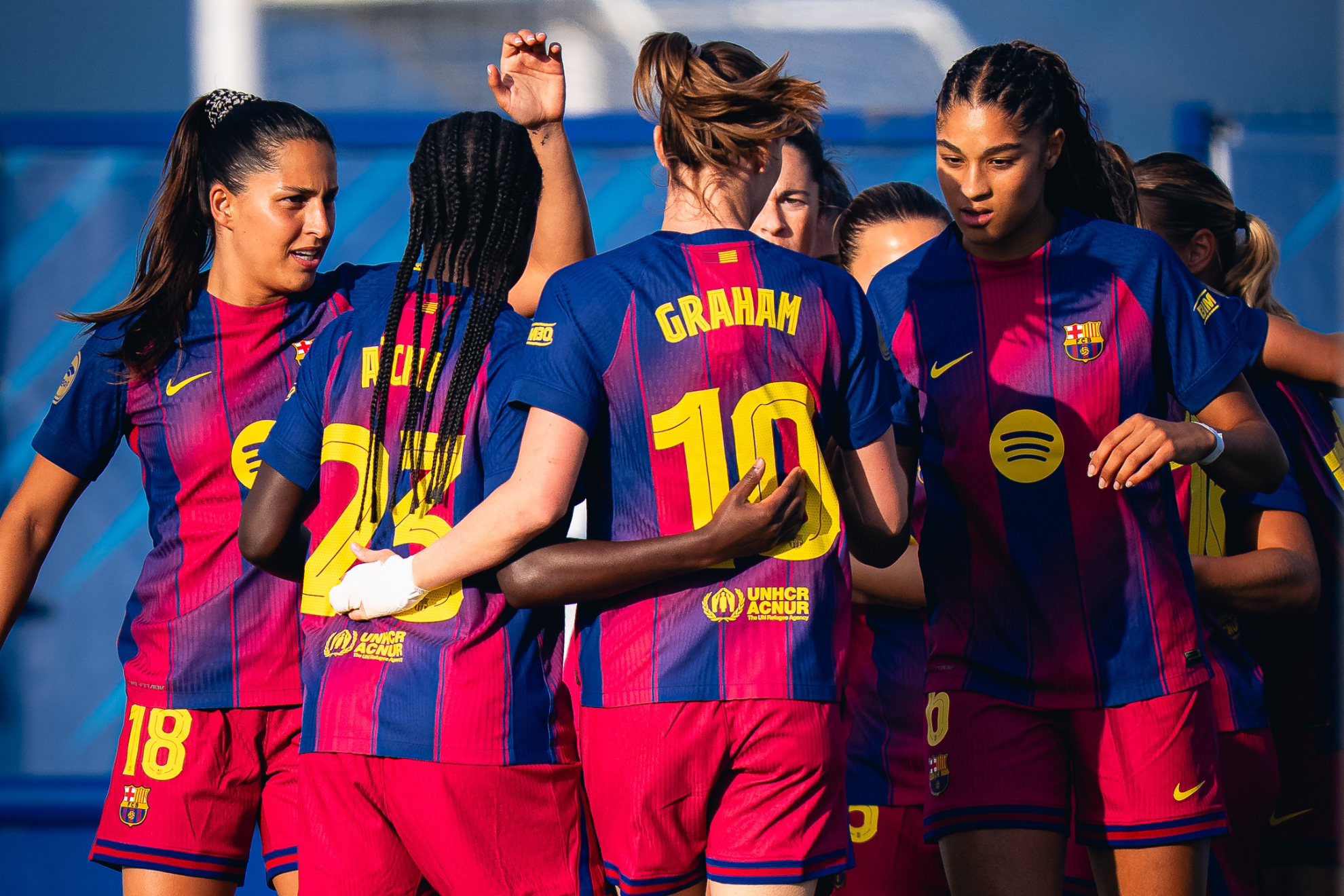 Las jugadoras del Barcelona celebran un gol de Caroline Graham ante el Espanyol