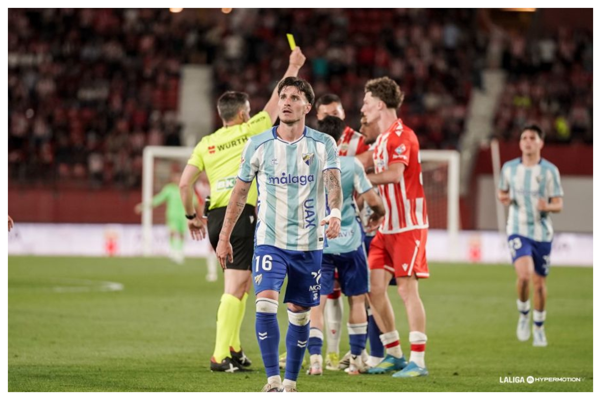 Jon Ander González muestra una tarjeta durante el derbi entre Almería y Málaga