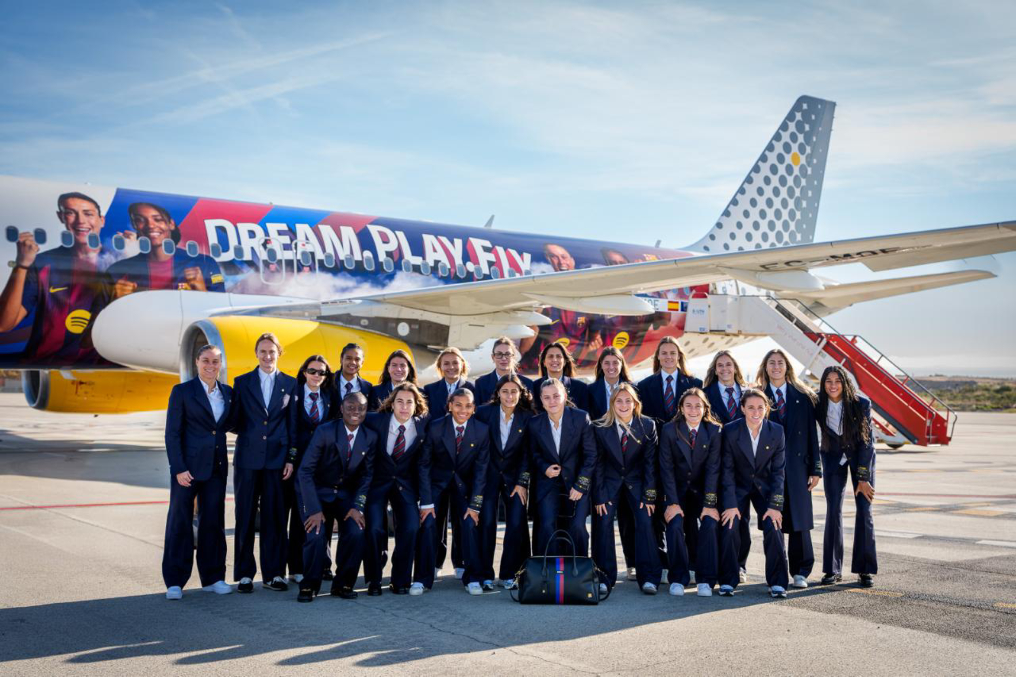 Las jugadoras del Barcelona con el avión de Vueling personalizado