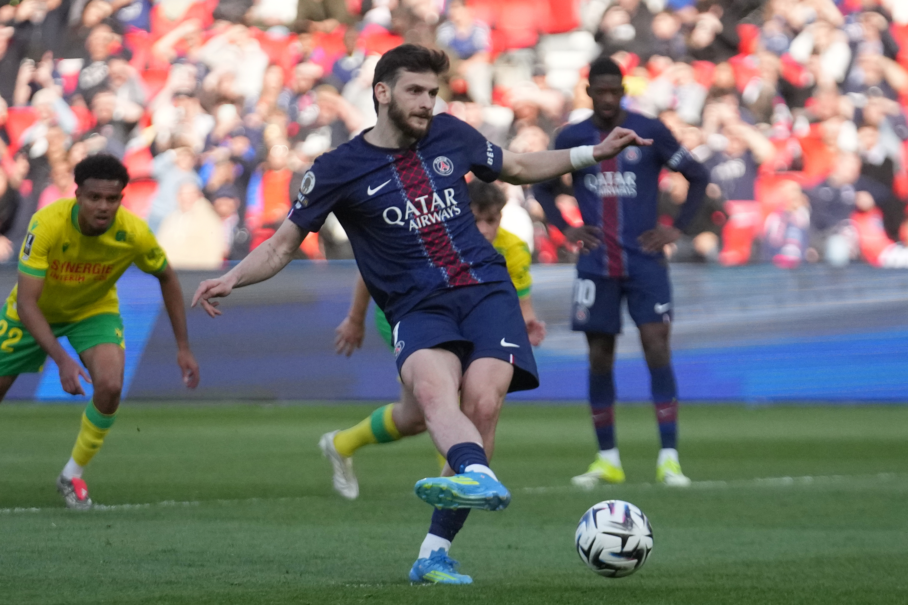 Kvaratskhelia anota el penalti ante el Nantes